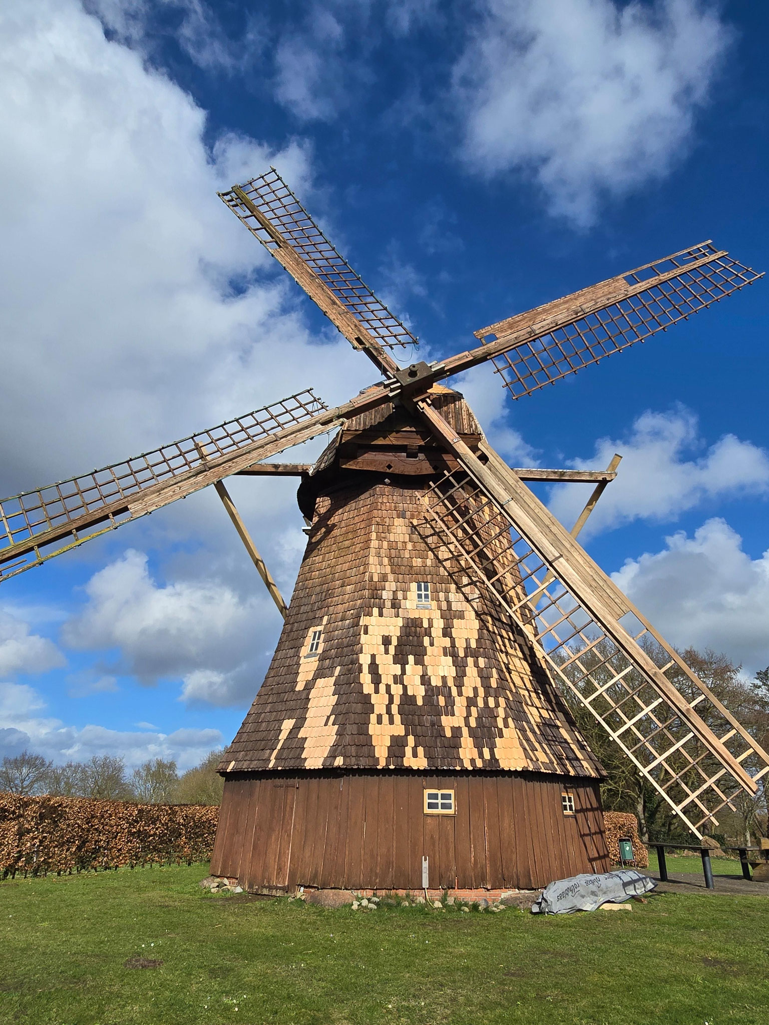 Fertig restaurierte Windmühle
