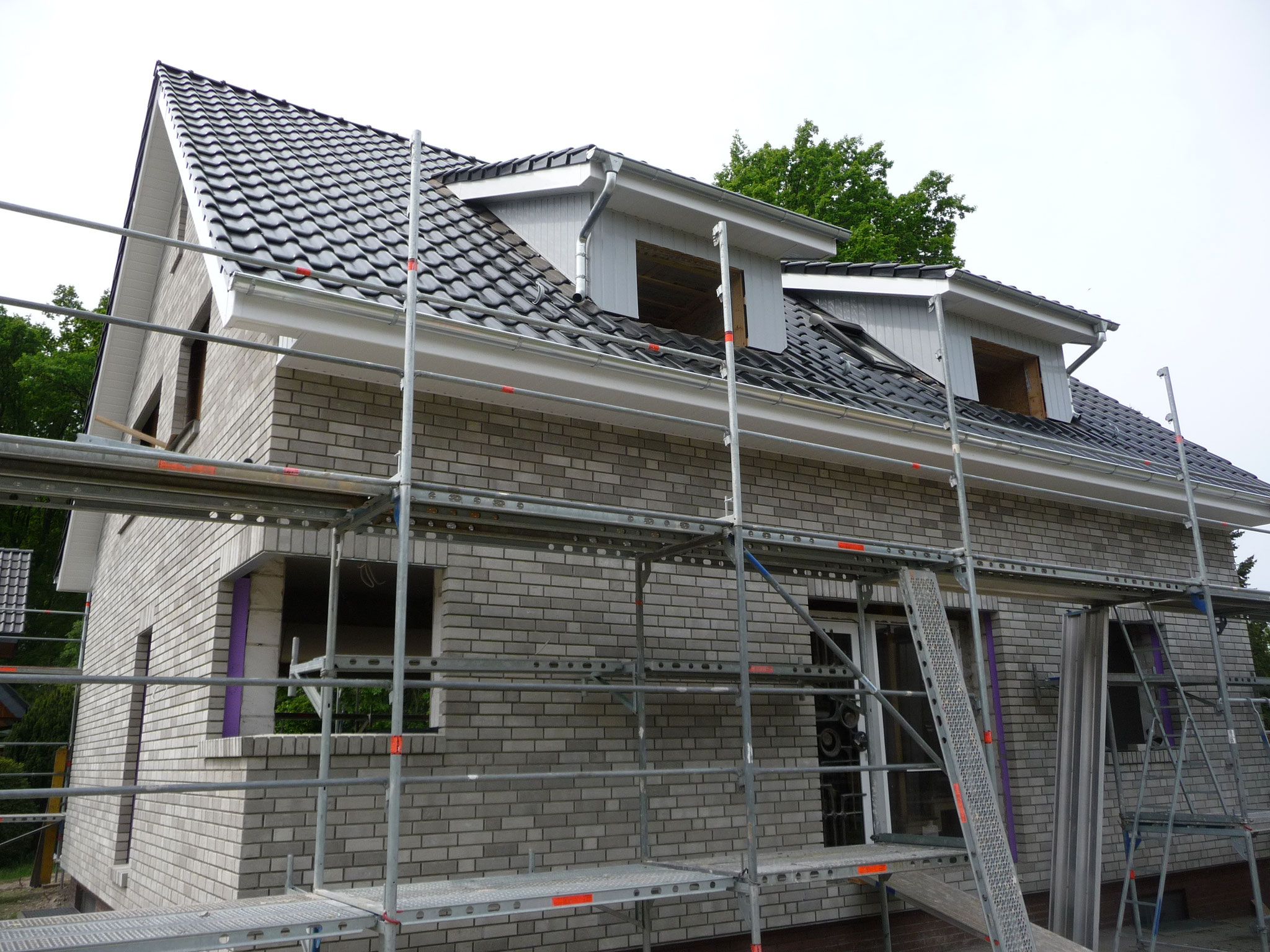 Wohnhaus mit komplett neuem Dach, von Vorne gesehen
