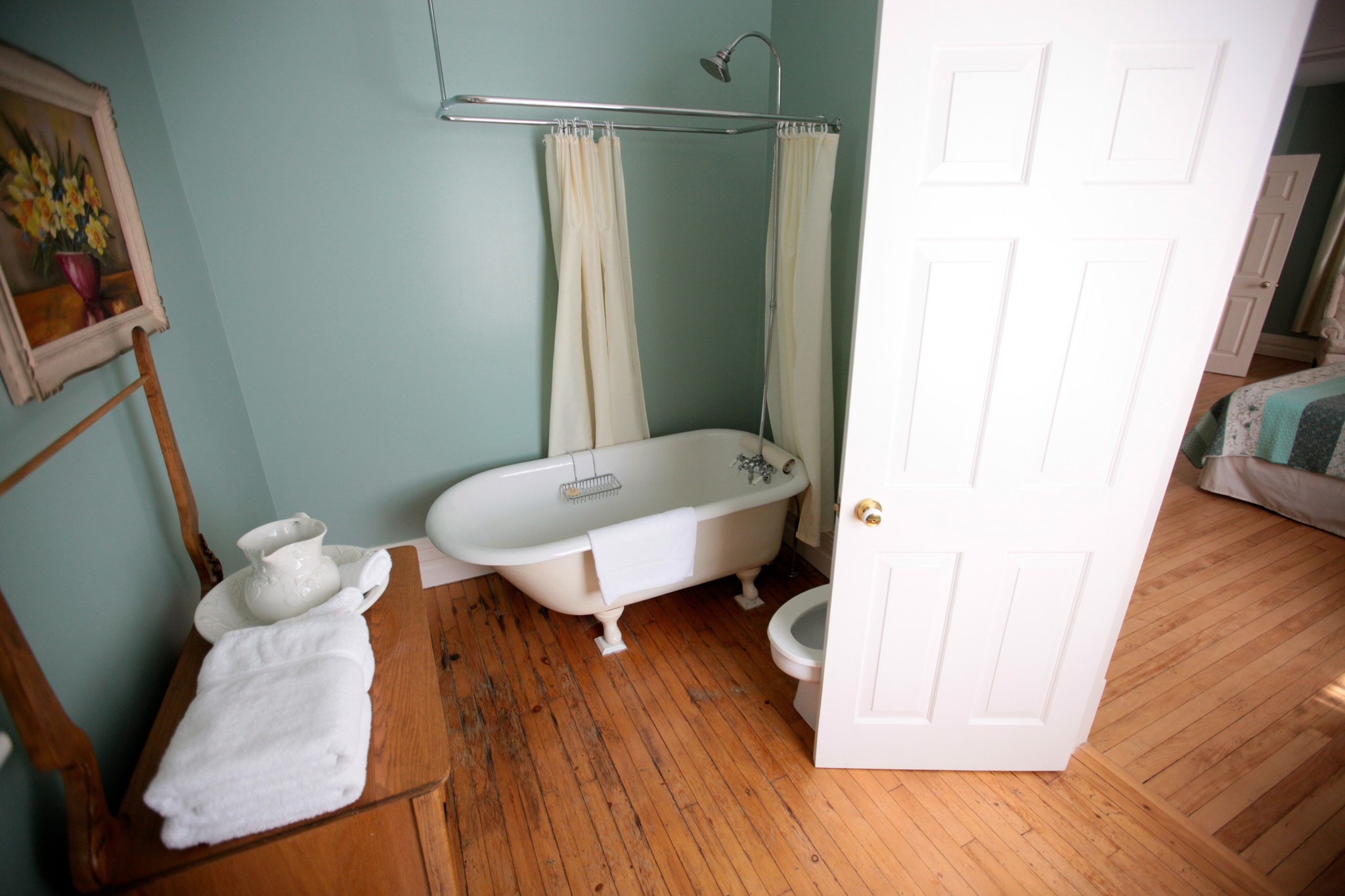 Rooms & Rates The Queen's Inn