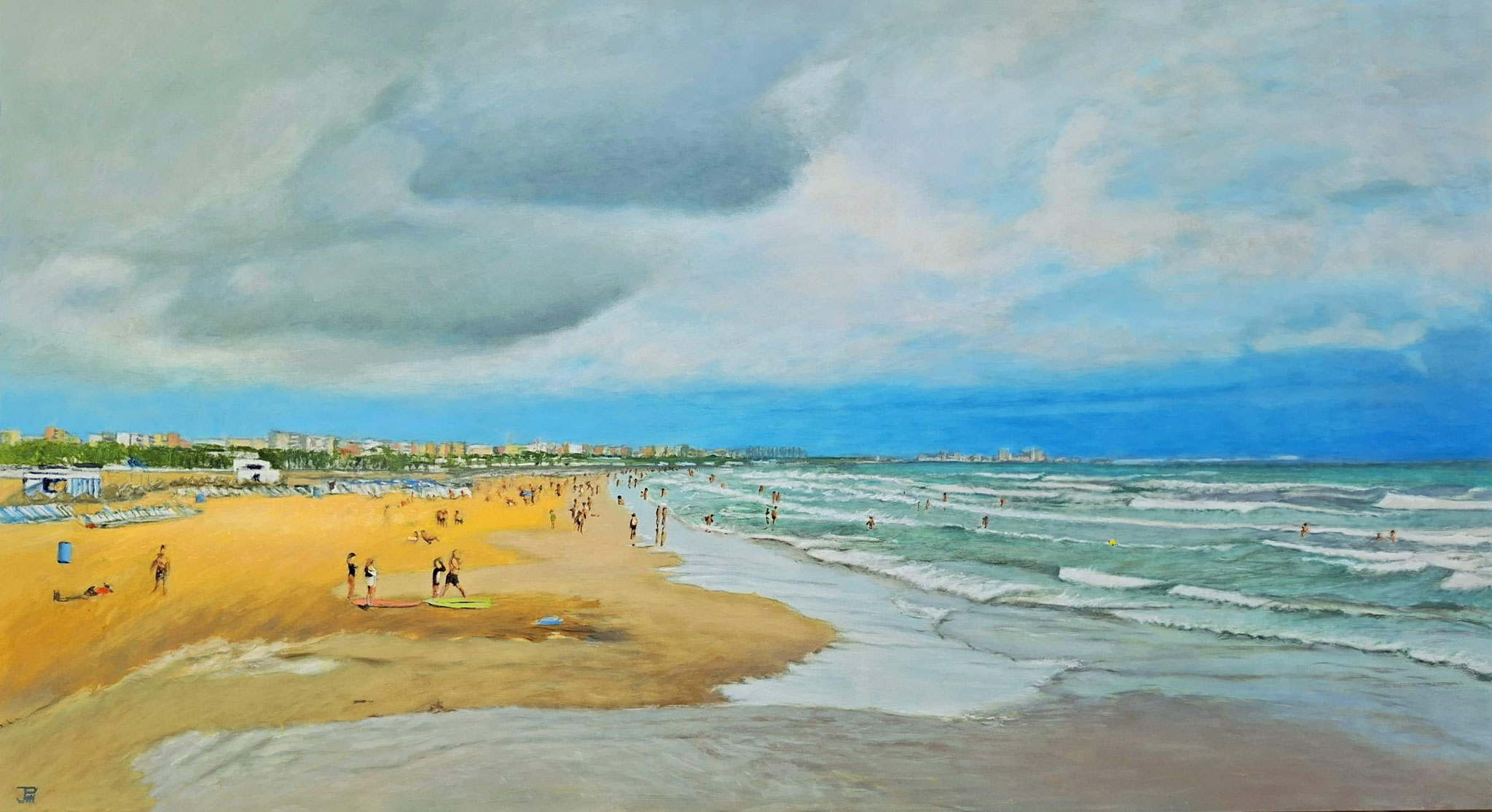 Playa amplia con arena dorada, gente paseando junto a la orilla, mar con oleaje y cielo con nubes densas que se abren hacia zonas de azul luminoso.