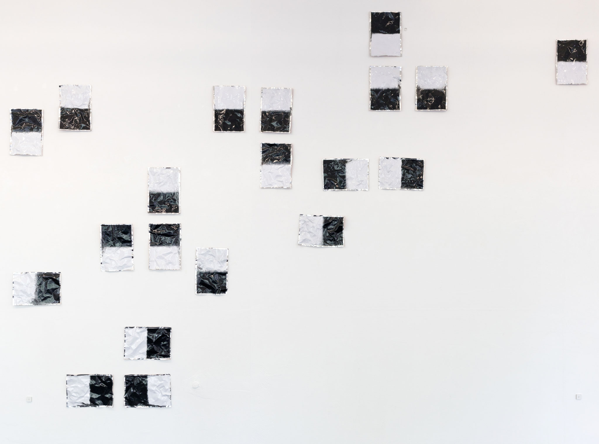 Kirsten Radermacher, installation SILVER, 2023, photograph on aluminium, each 210x300 mm (here: 20 parts)
