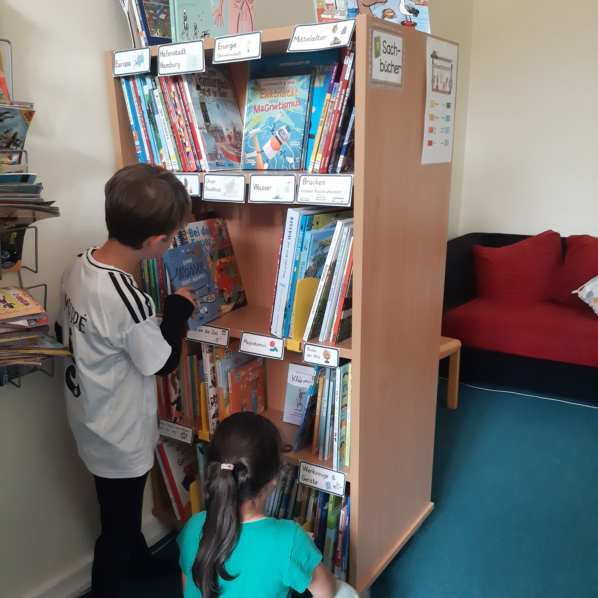 Die Kinder freuen sich sehr über die neuen Bücher