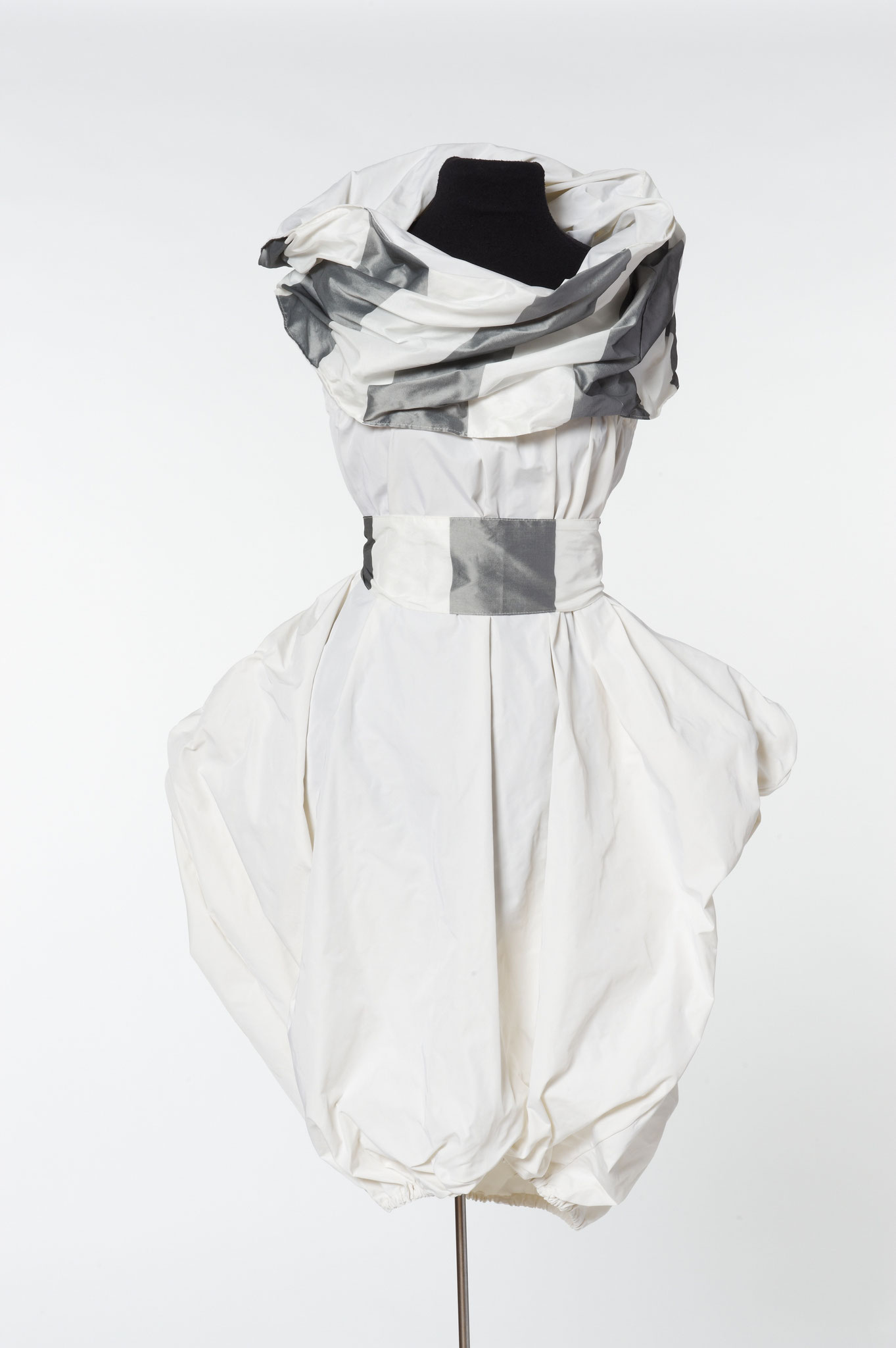3-teiliges Outfit: Zipfelrock, Schärpe, Schal. Material: Seide/ Mikrofaser