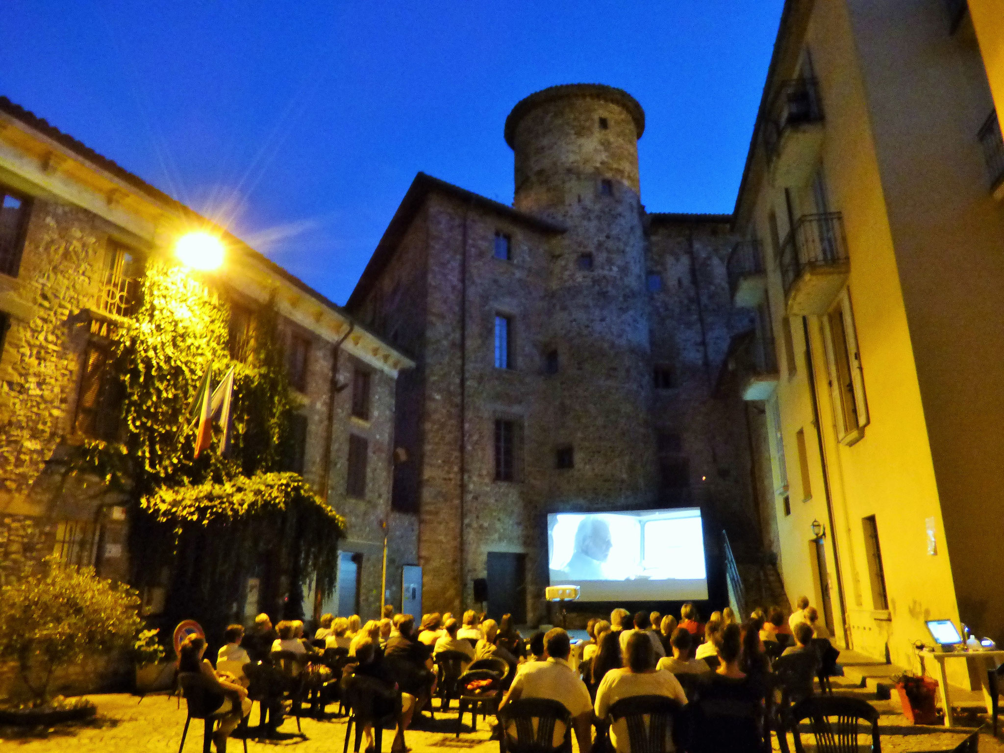 Travo: Piazzetta borgo antico 23 luglio Ella & John