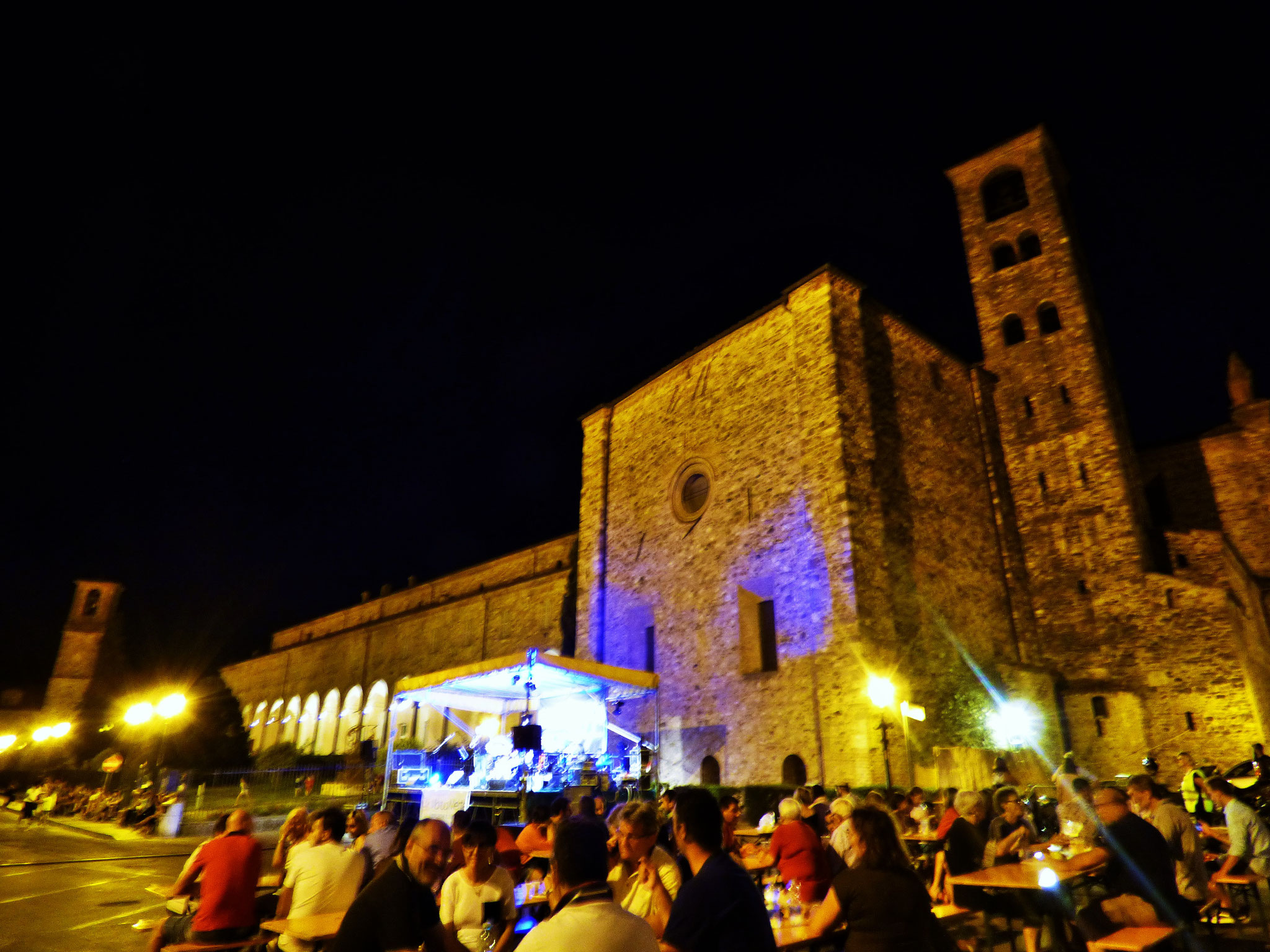 Bobbio  6 luglio 2019     Concerto in piazza santa Fara  con  I CANI DELLA BISCIA e I BELLI FUORI  dalle ore 22:00