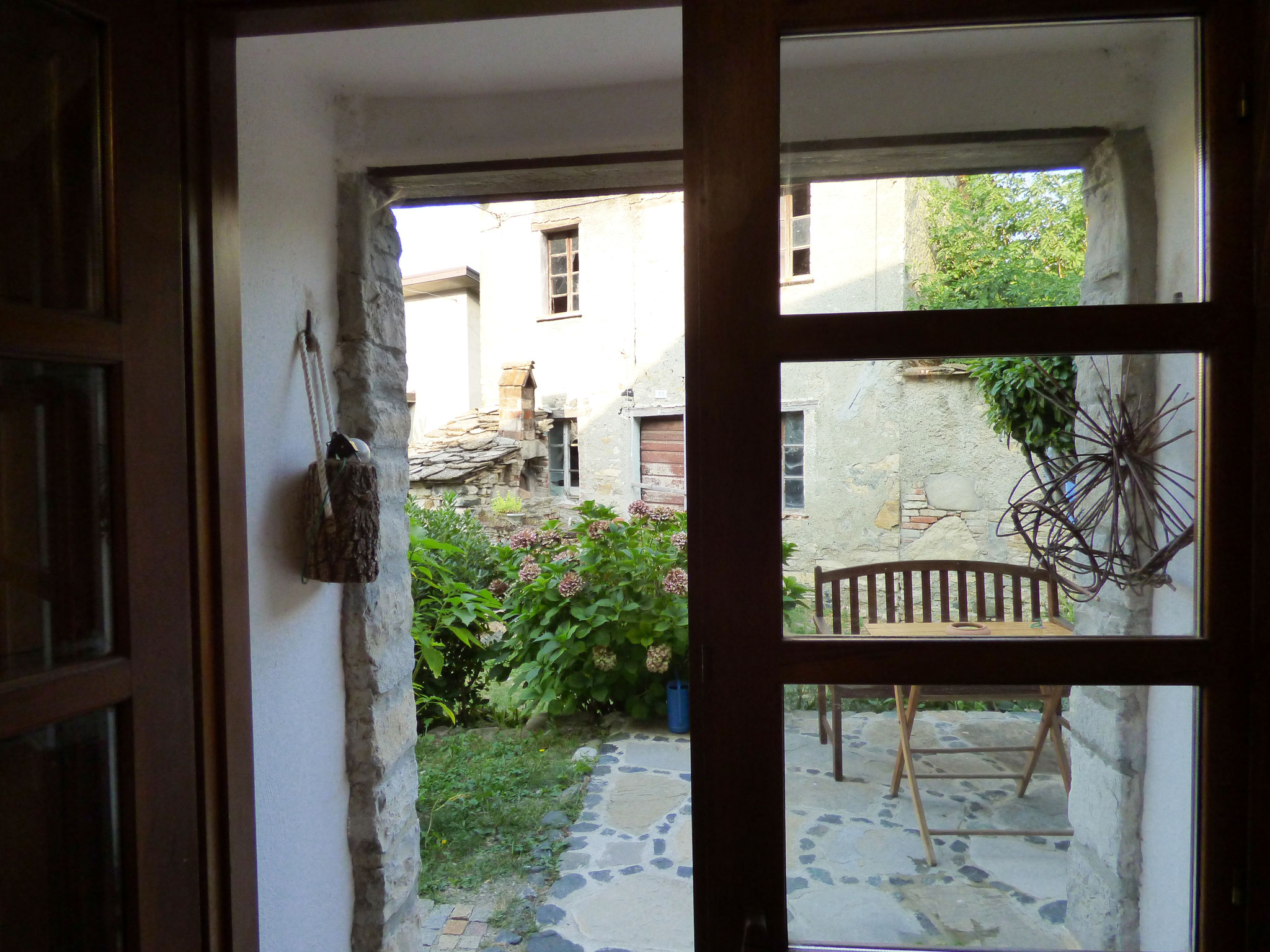 Viaggio in un piccolo borgo dell'appennino dove la roccia mostra la sua Anima con Alberta Franzini