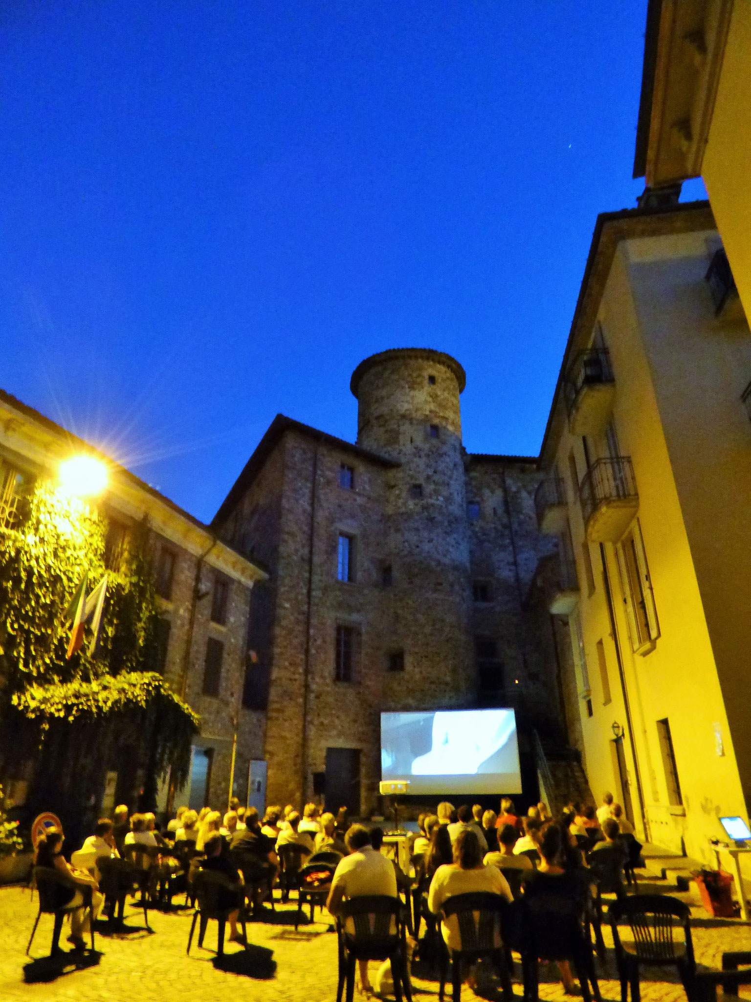 Travo: Piazzetta borgo antico 23 luglio Ella & John