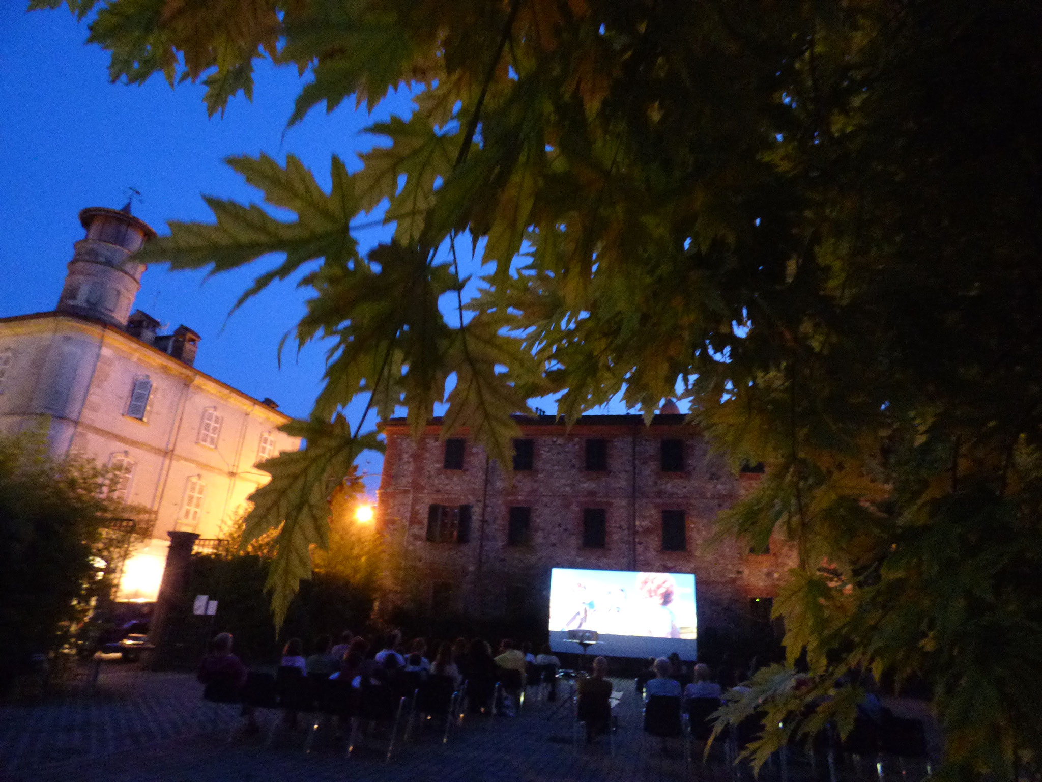 Rivergaro: Cinema Sotto Le Stelle 2019     Luglio, giovedì 18 : MIKE SULLA LUNA dalle ore 21:30  giardino di Via Don Veneziani, 64 - Rivergaro (PC) di fronte alla Casa del Popolo