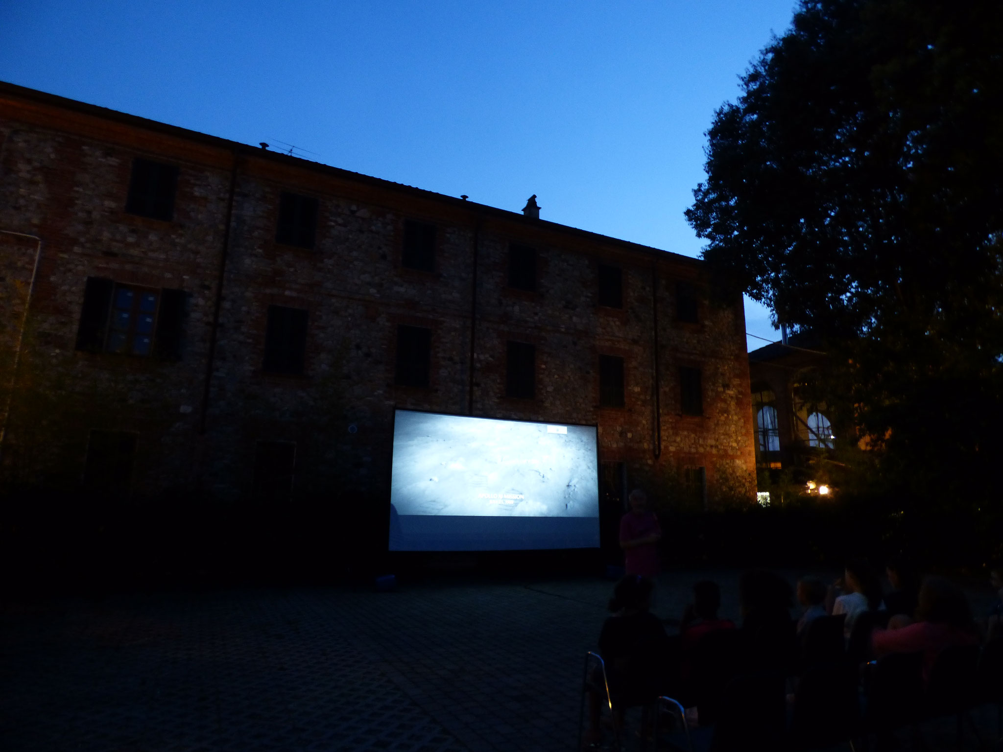 Rivergaro: Cinema Sotto Le Stelle 2019     Luglio, giovedì 18 : MIKE SULLA LUNA dalle ore 21:30  giardino di Via Don Veneziani, 64 - Rivergaro (PC) di fronte alla Casa del Popolo