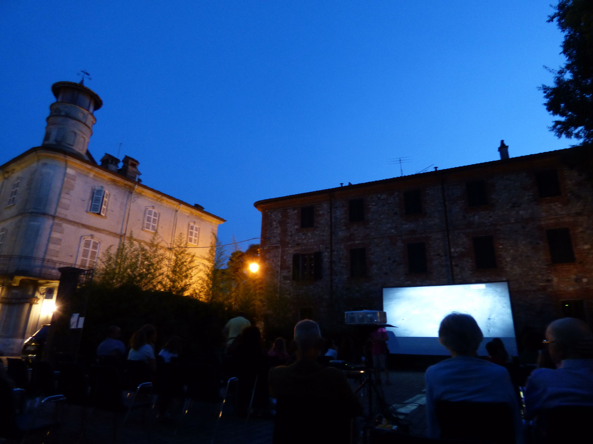 Rivergaro: Cinema Sotto Le Stelle 2019     Luglio, giovedì 18 : MIKE SULLA LUNA dalle ore 21:30  giardino di Via Don Veneziani, 64 - Rivergaro (PC) di fronte alla Casa del Popolo