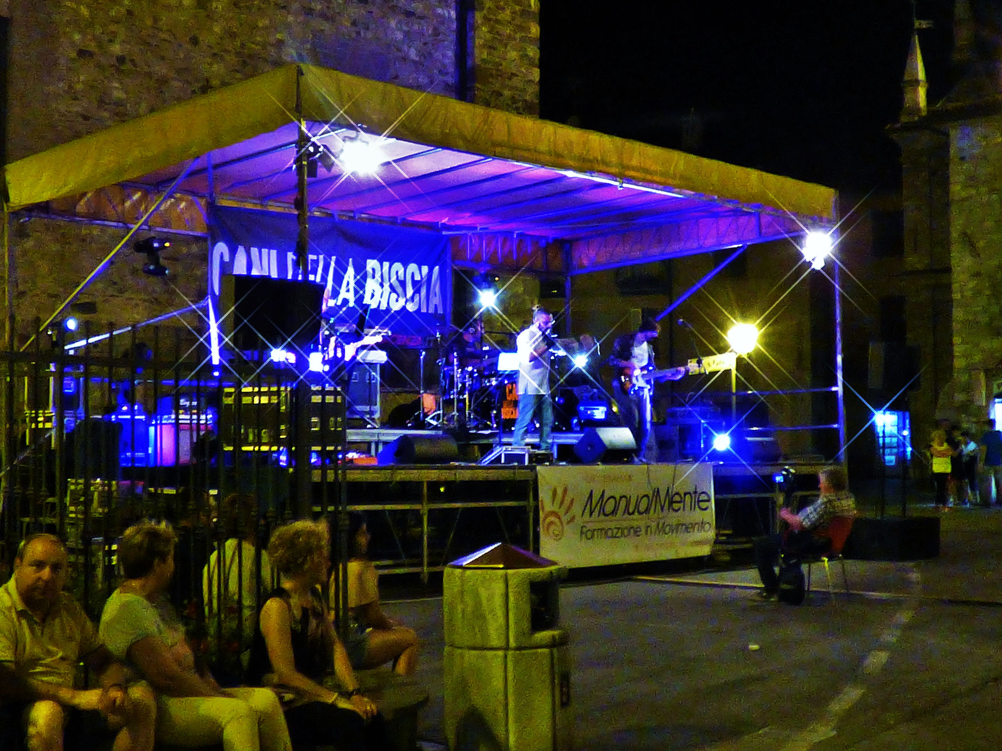 Bobbio  6 luglio 2019     Concerto in piazza santa Fara  con  I CANI DELLA BISCIA e I BELLI FUORI  dalle ore 22:00