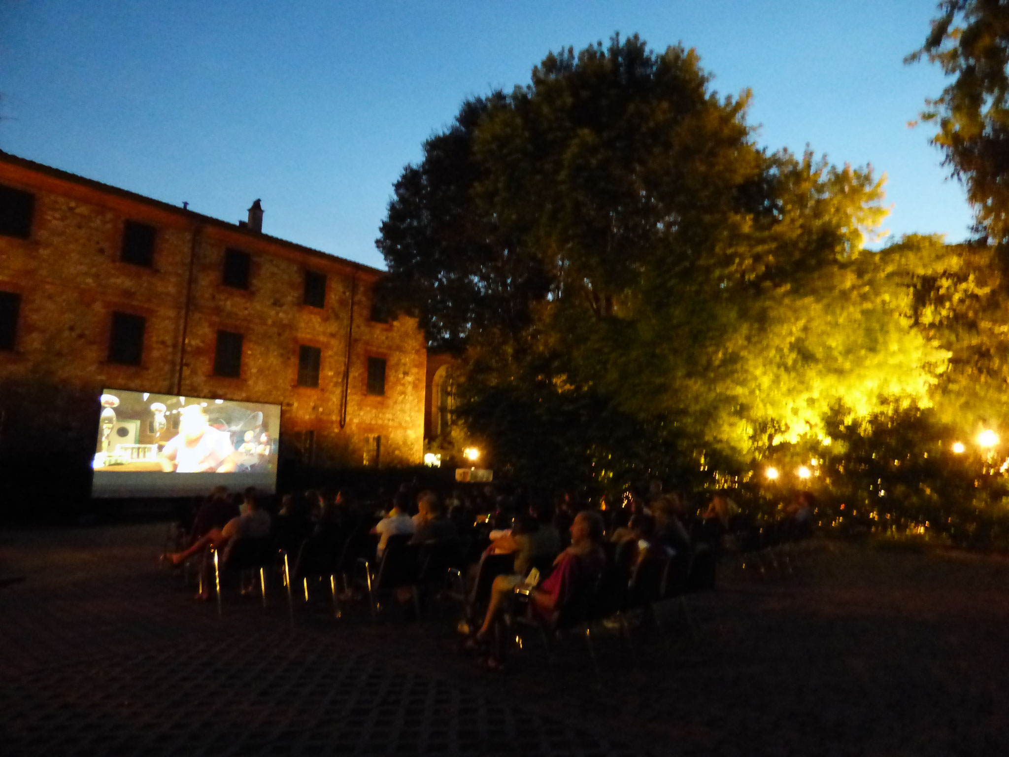 Rivergaro: Cinema Sotto Le Stelle 2019     Luglio, giovedì 18 : MIKE SULLA LUNA dalle ore 21:30  giardino di Via Don Veneziani, 64 - Rivergaro (PC) di fronte alla Casa del Popolo