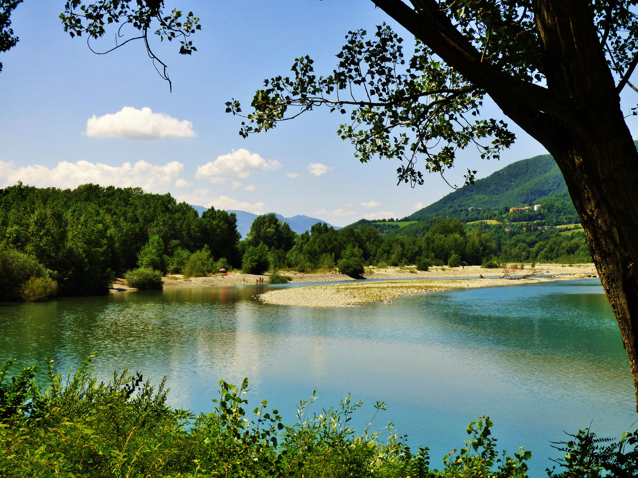 “A DUE MANI” Artigianato Creativo Lungo Le Rive Del Trebbia a Rivergaro Agosto: Sabato 3 e Sabato 24  Settembre: Sabato 7 Dalle Ore 17:00 Alle Ore 23:00 Esposizione – Vendita - Laboratori