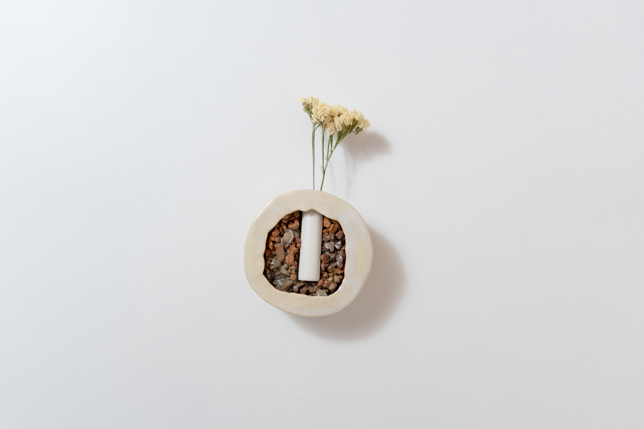 「opened vase」(1)：2023年、陶土・磁土・釉薬・ガラス、φ125×45mm、27,500円