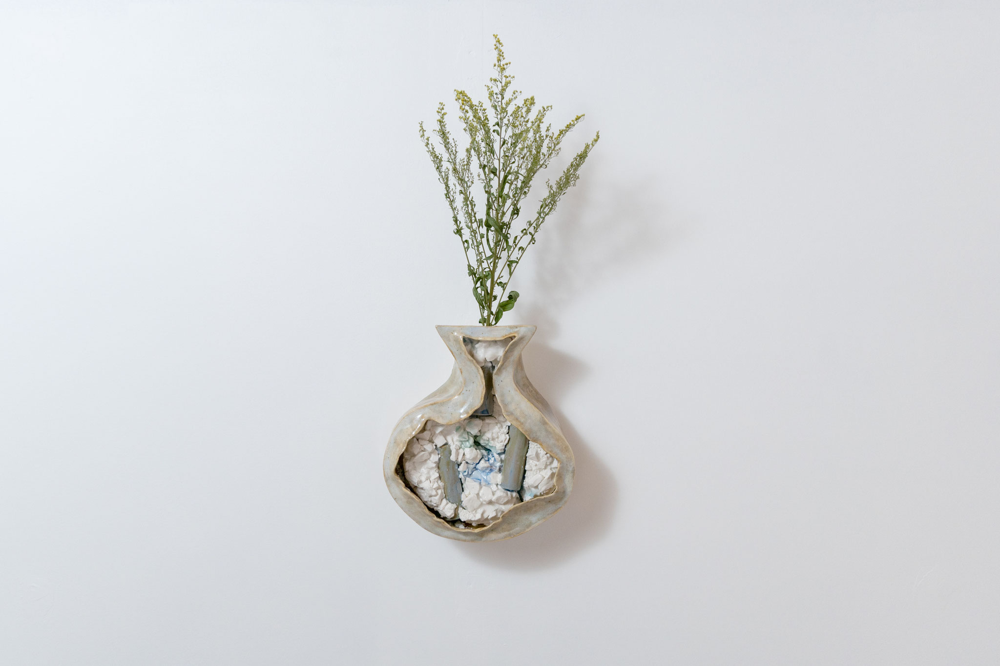 「opened vase」(3)：2023年、陶土・磁土・釉薬・ガラス、H210×W180×D65mm、38,500円