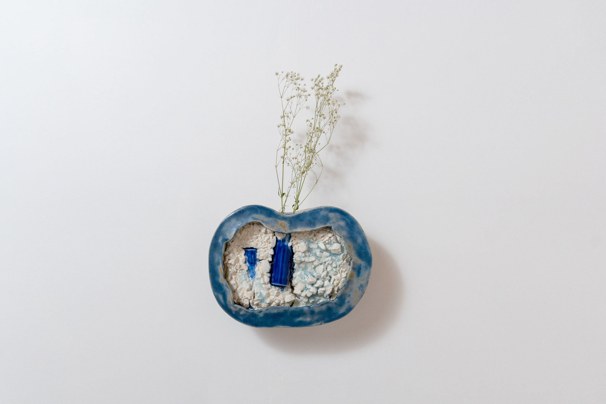 「opened vase」(2)：2023年、陶土・磁土・釉薬・ガラス、H135×W190×D45mm、33,000円