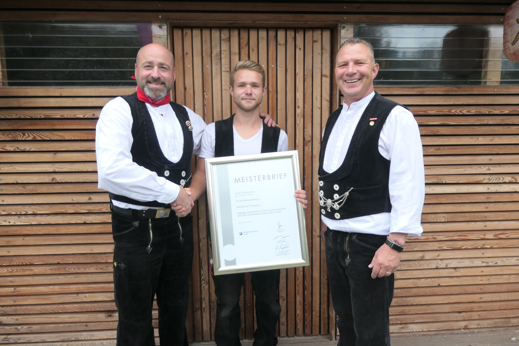 Im Oktober 2020 gratuliert Dachdecker-Obermeister Raimund Weinand Louis zur bestanden Dachdeckermeisterprüfung