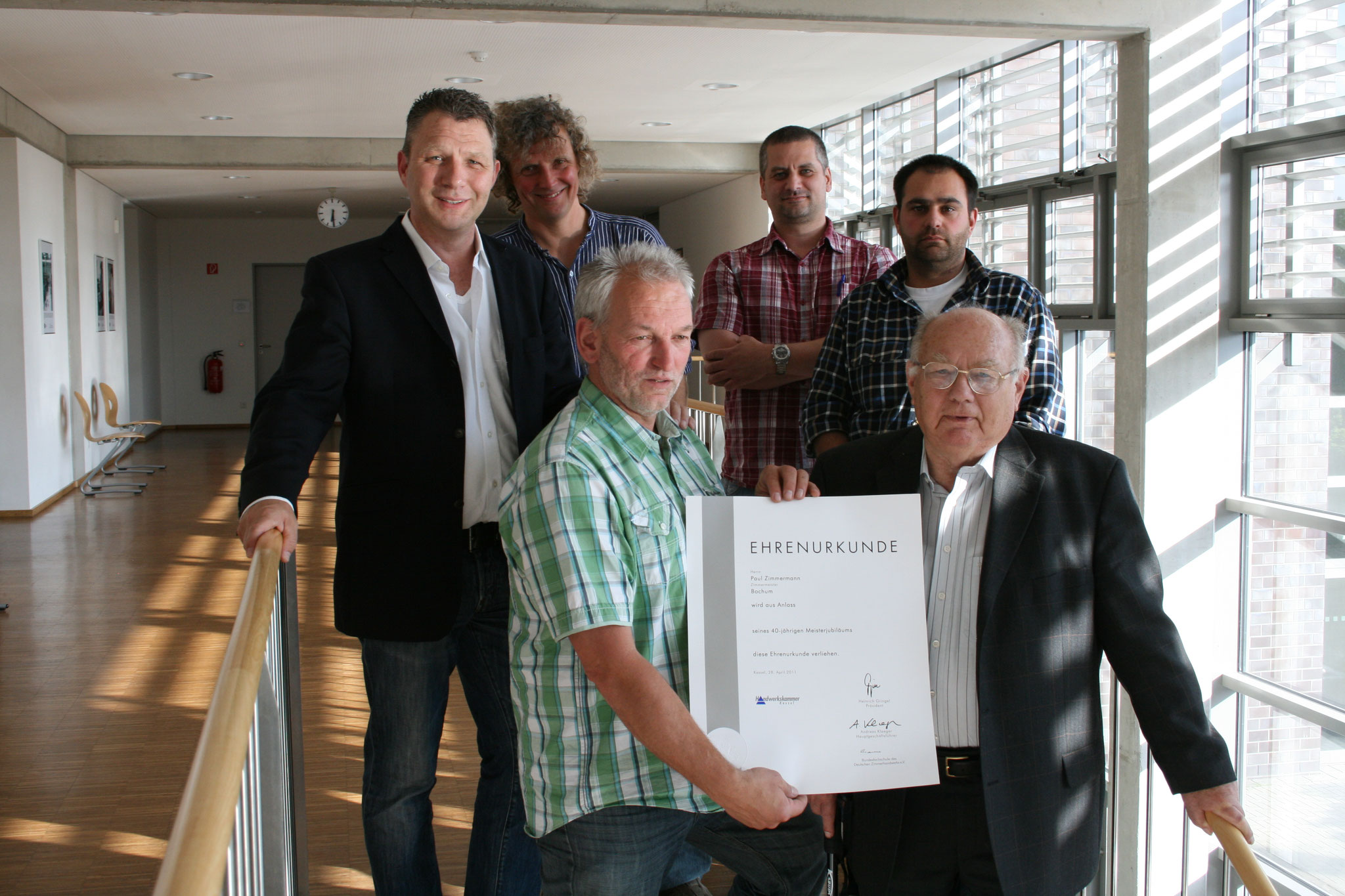 Zimmerer-Innung Bochum gratuliert Paul Zimmermann zur Ehrenurkunde zum 40-Jährigen Jubiläum (Foto 2011)
