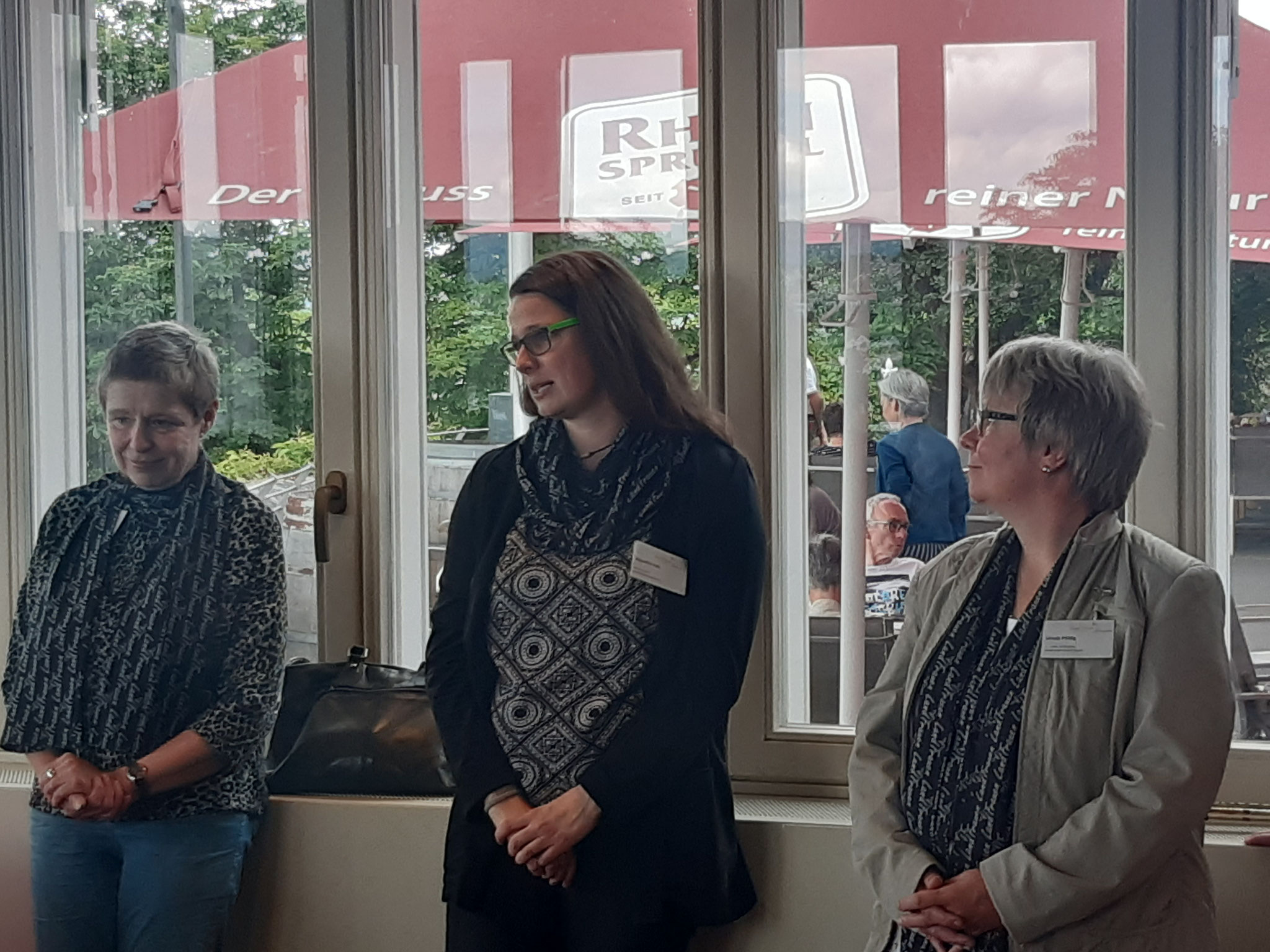 Monika Hölscher, Jacqueline Falk und Ursula Pöhlig berichten von der Arbeit im Landesvorstand