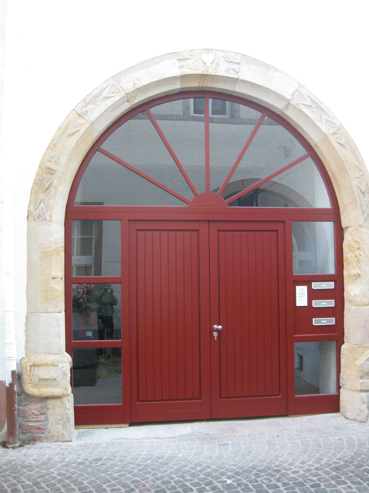 Haustür mit Glasrundbogen