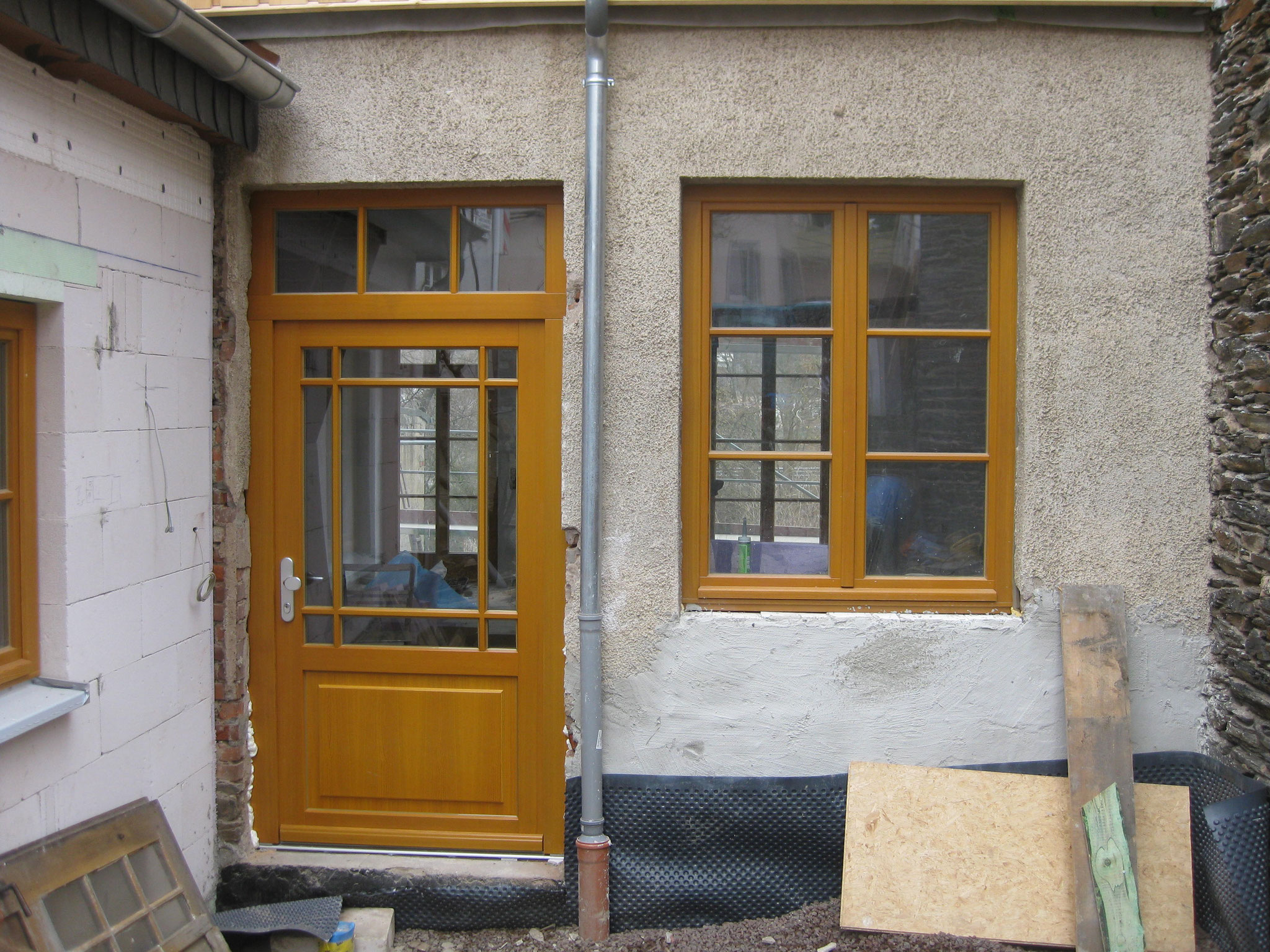 Haustür mit passendem Fenster