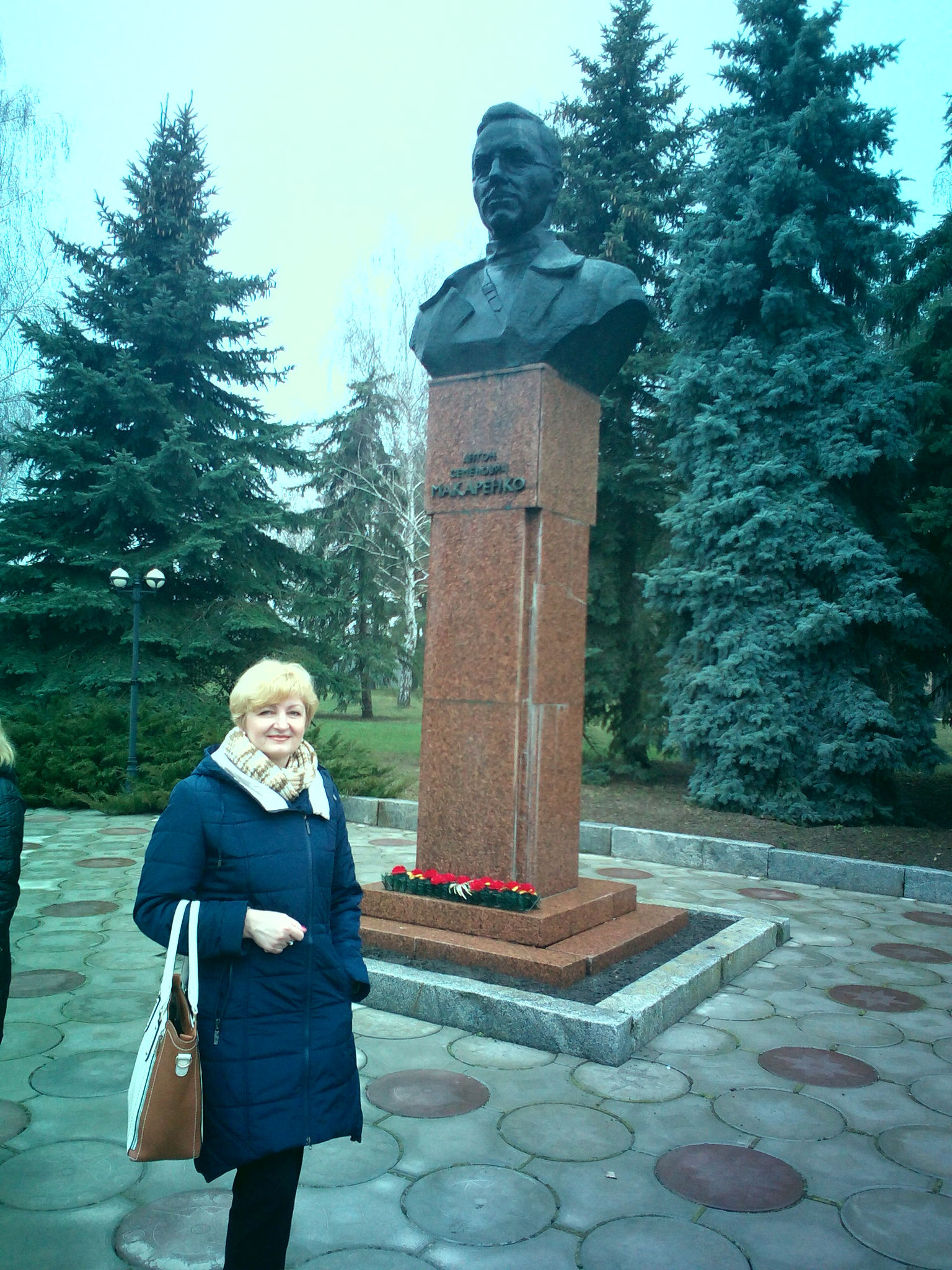 Біля пам'ятника В.Макаренку