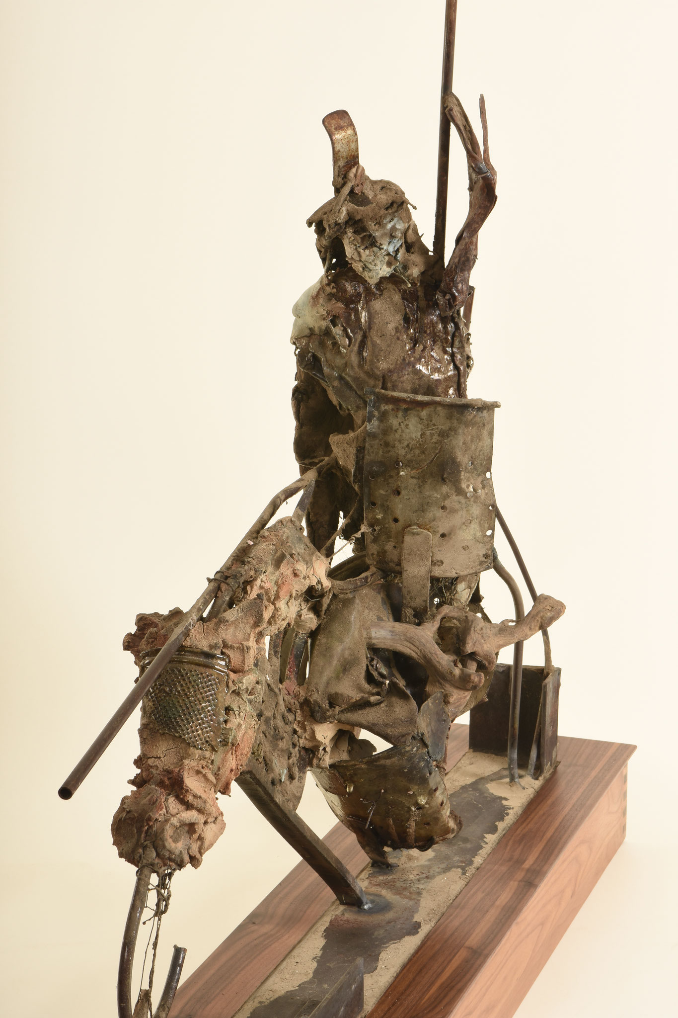 Don Quixote  |   2016  |   Metall, Ton auf Nußbaumsockel  |  135 x 110 x  24cm