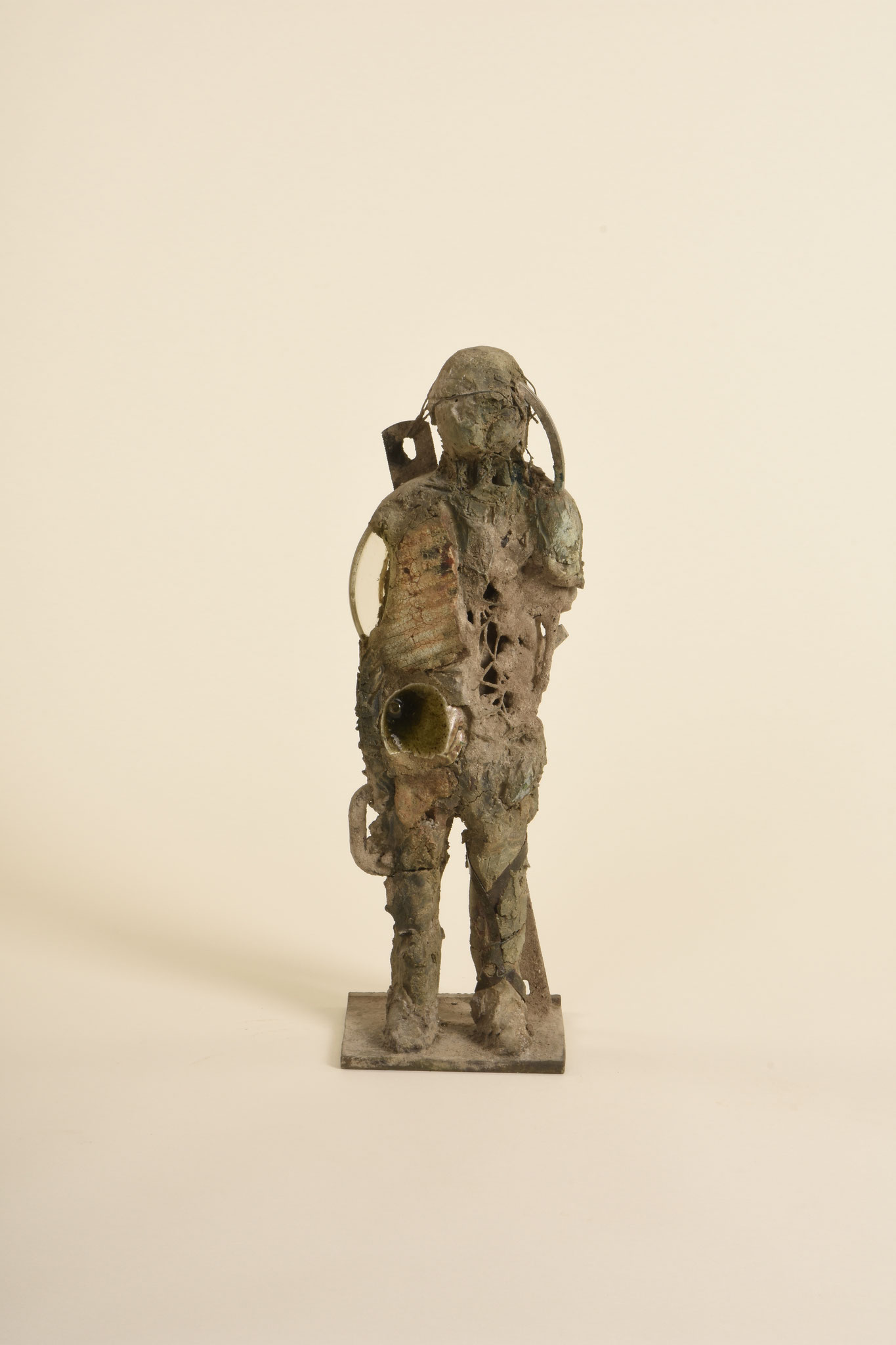 18  |  Ohne Titel  2016  Ton, Metall, Glas, Knochen   36cm