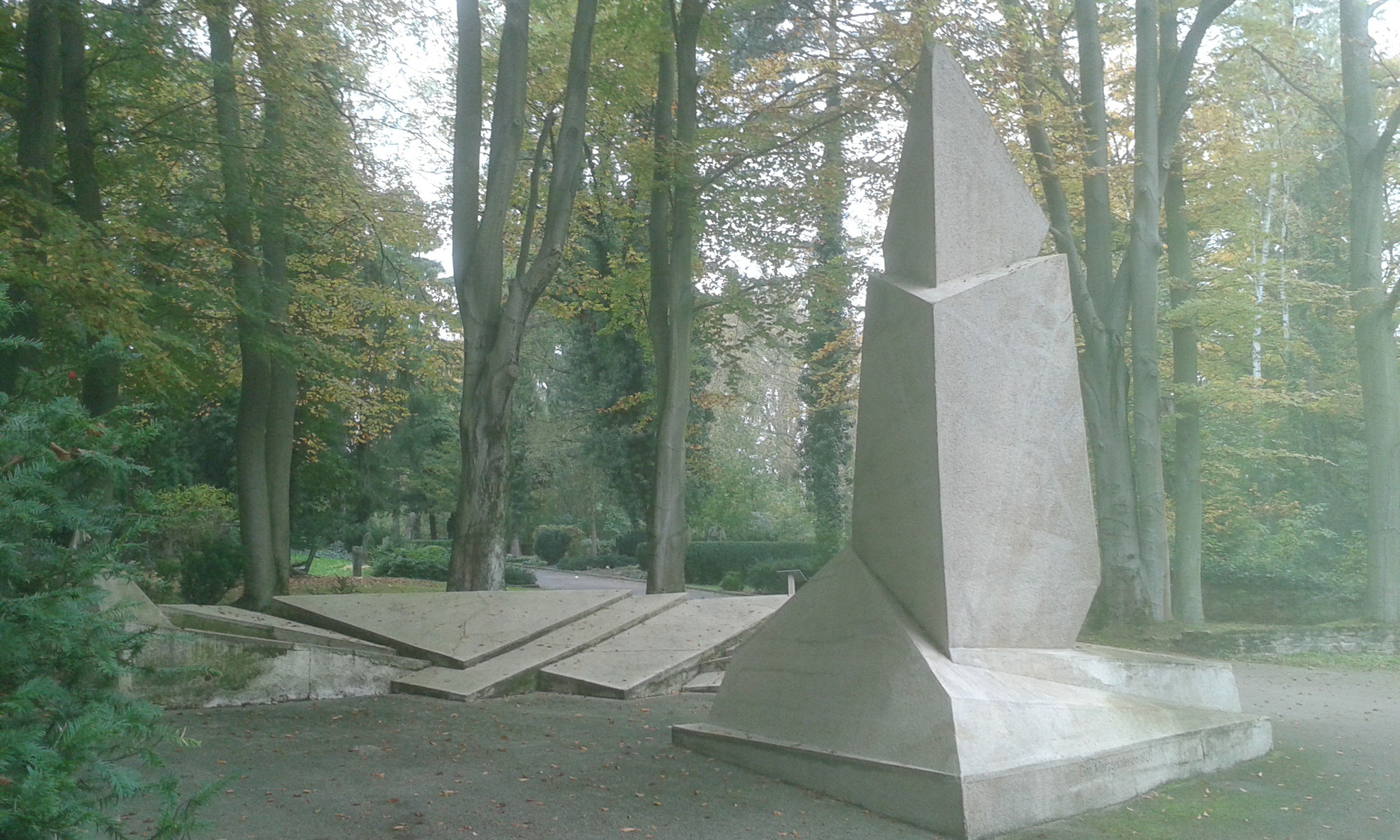 Der Blitz von Walter Gropius (Märzgefallenendenkmal), hinterm Haus