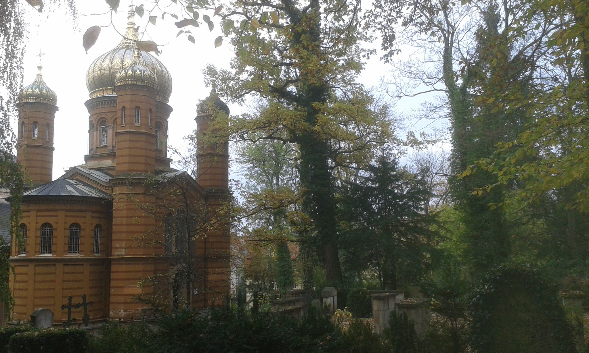 Die russ. othodoxe Kirche, in ca. 400 m Entfernung