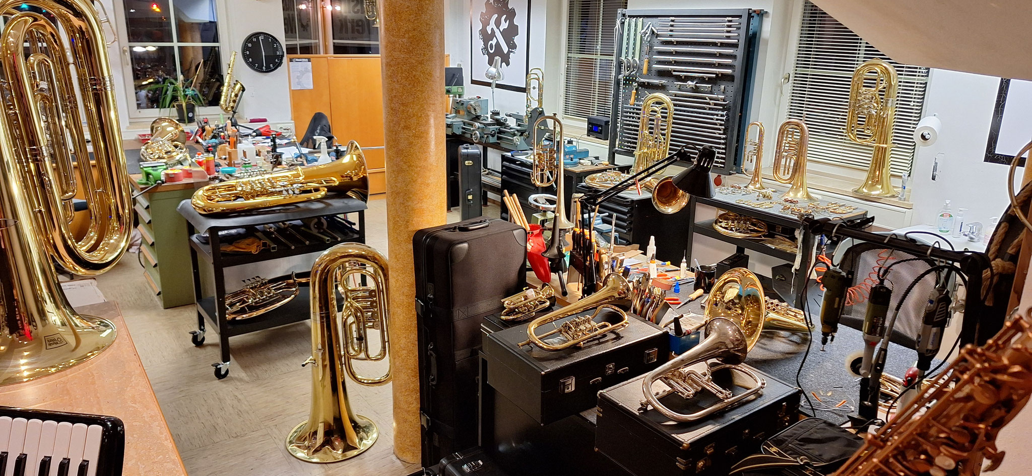 Blasinstrumente und Werkbank in der Fachwerkstatt des MusikWerk Traun.