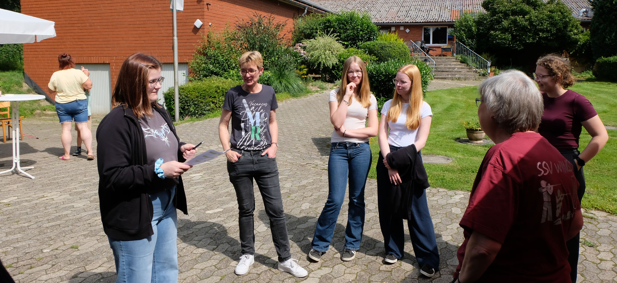 Teambesprechung; Jule erklärt die Stationen