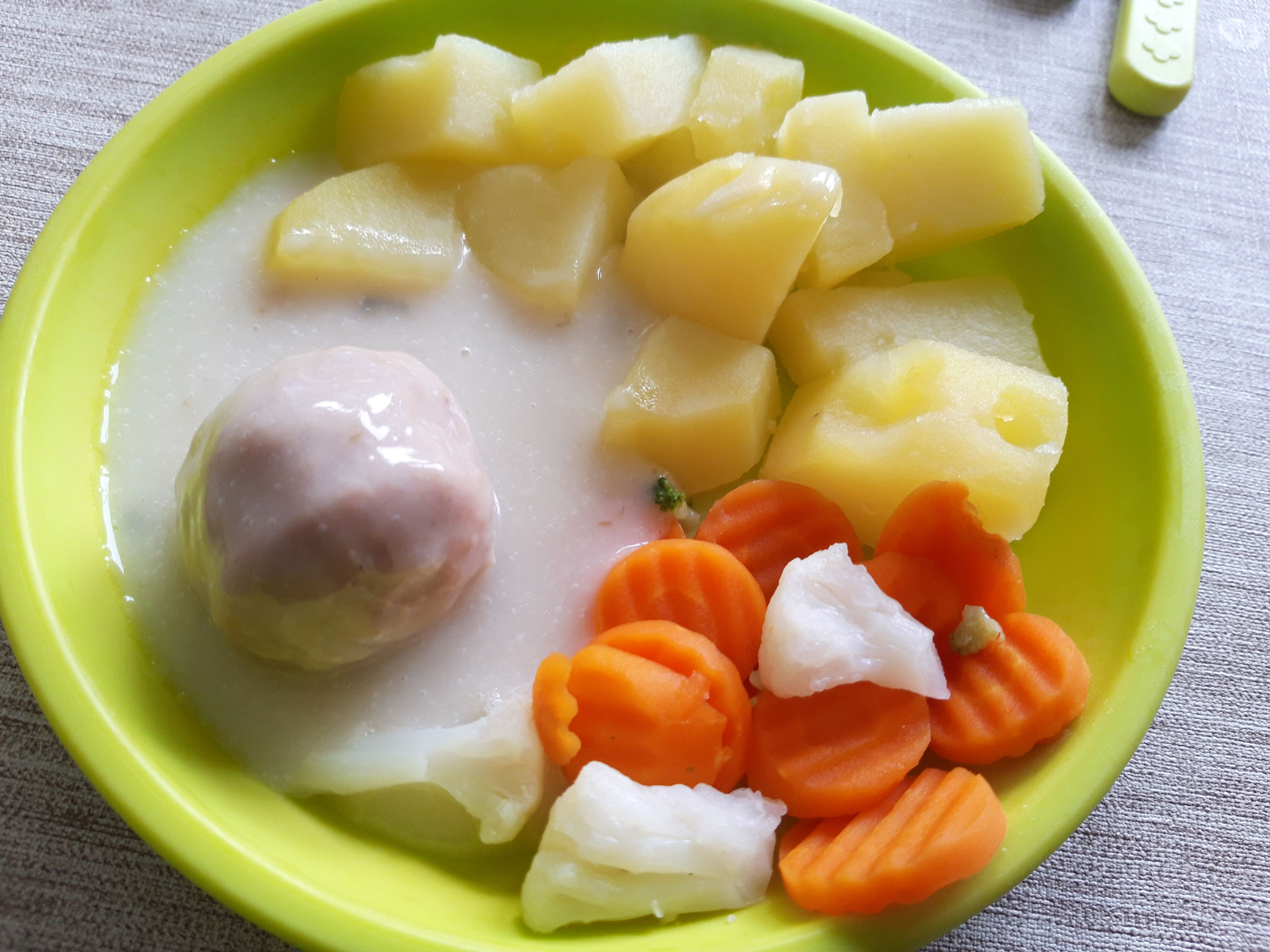 Königsberger Klops mit Salzkartoffeln und Gemüse