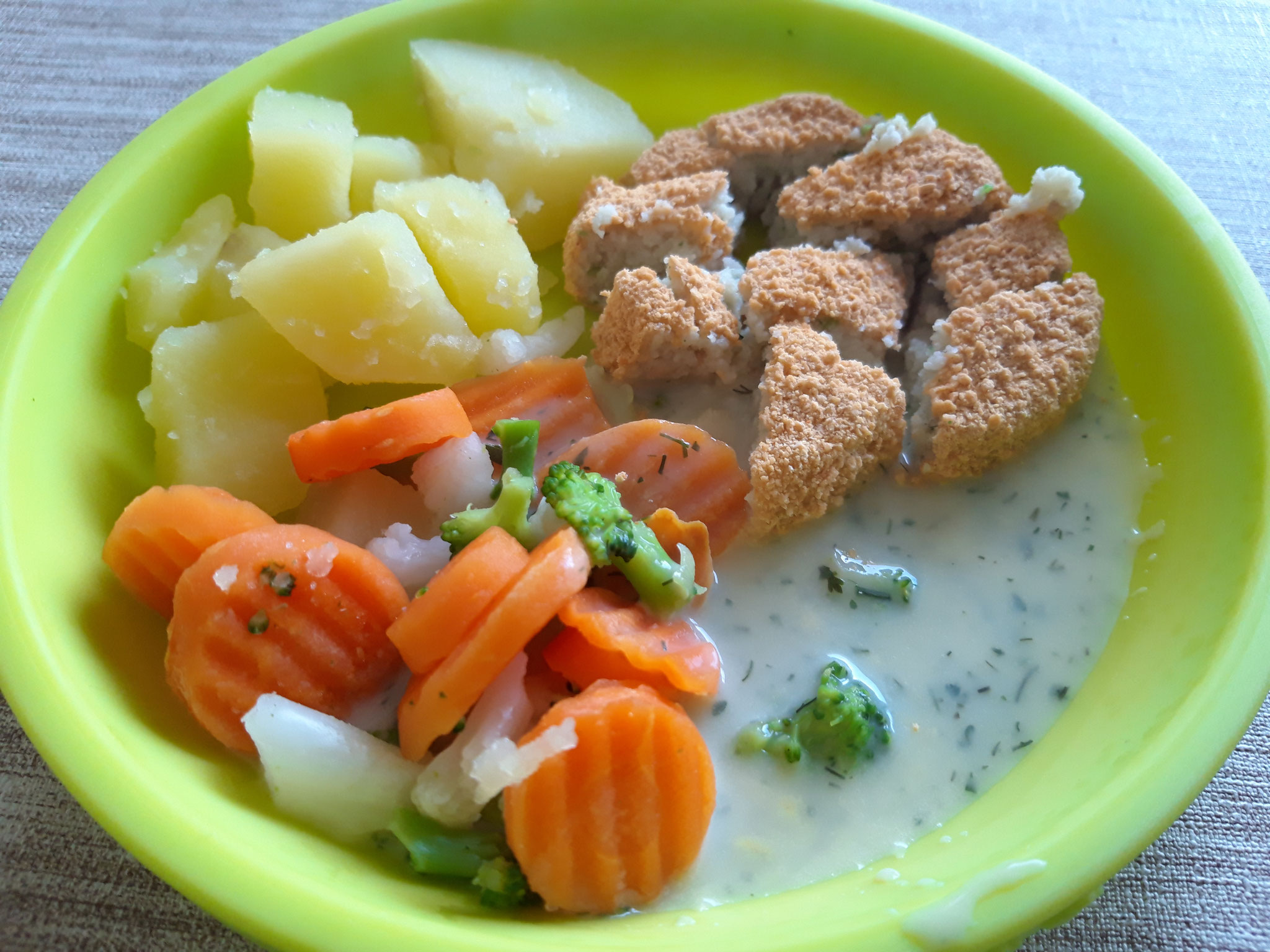 Fischfrikadelle mit Salzkartoffeln und Gemüse