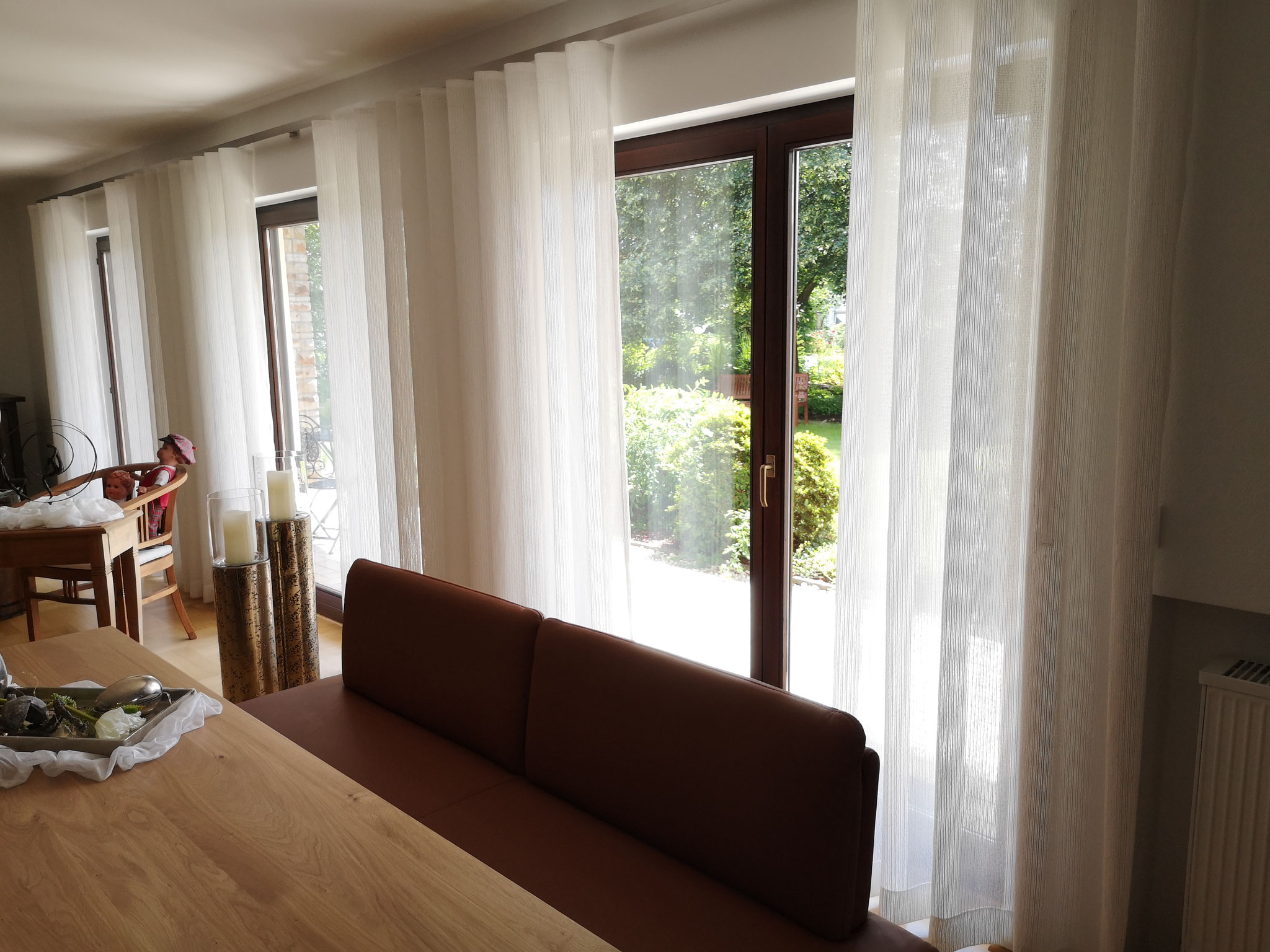 Wellenvorhänge in klassischem Wohnzimmer