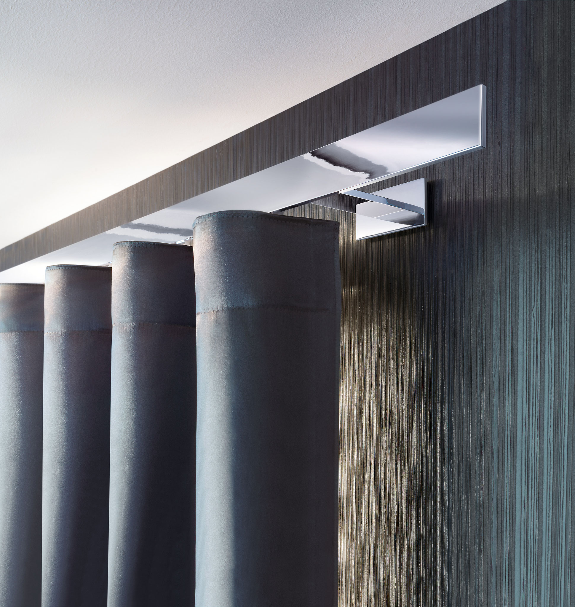 Gradliniger Wellenvorhang mit Wandmontage