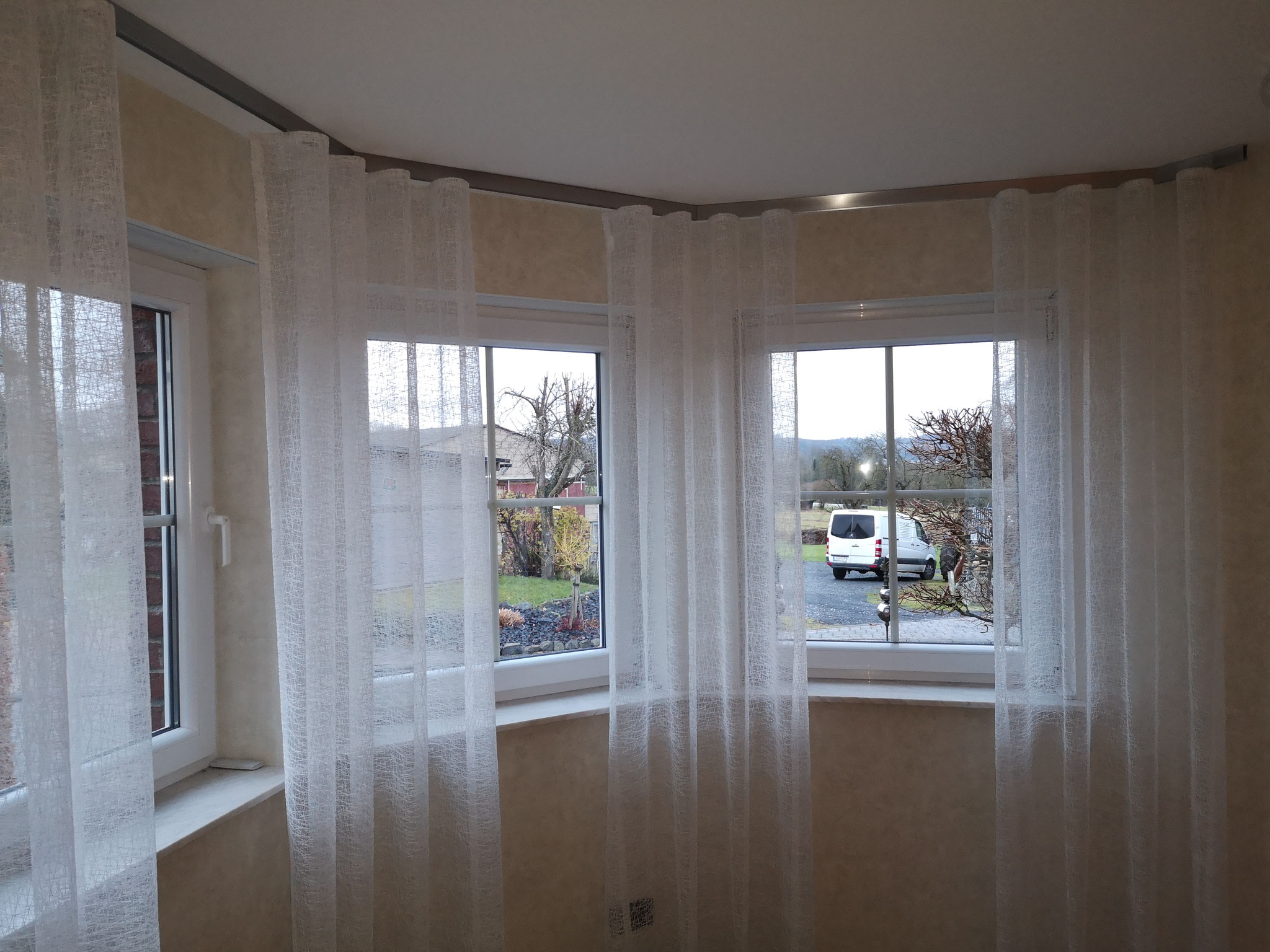 Wellenvorhang im Erker mit gebogener Edelstahlschiene Sphäre von Interstil