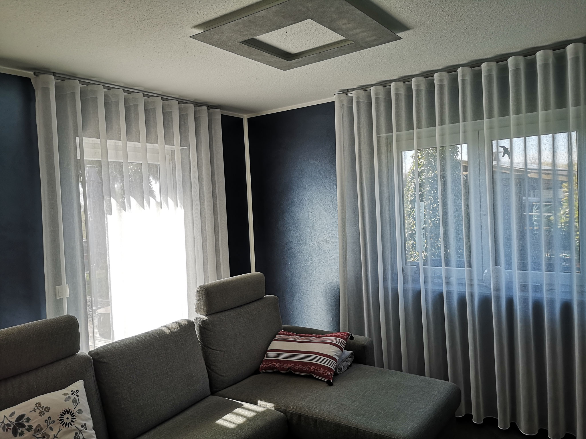 Moderner Wellenvorhang im Westerwald über Eck montiert