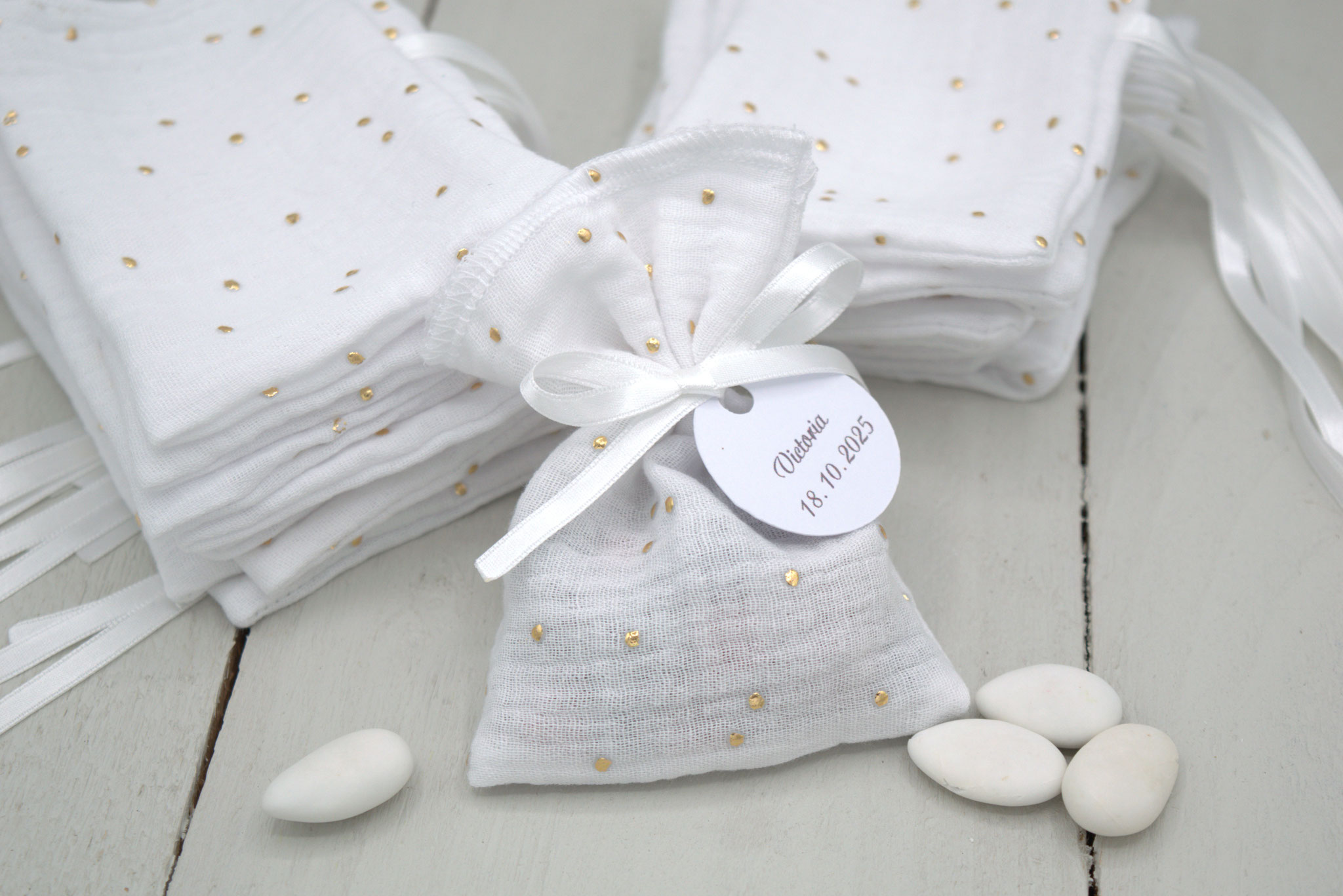 Ballotins de dragées double gaze blanc pois doré Cadeaux invités baptême, communion, profession de foi, mariage