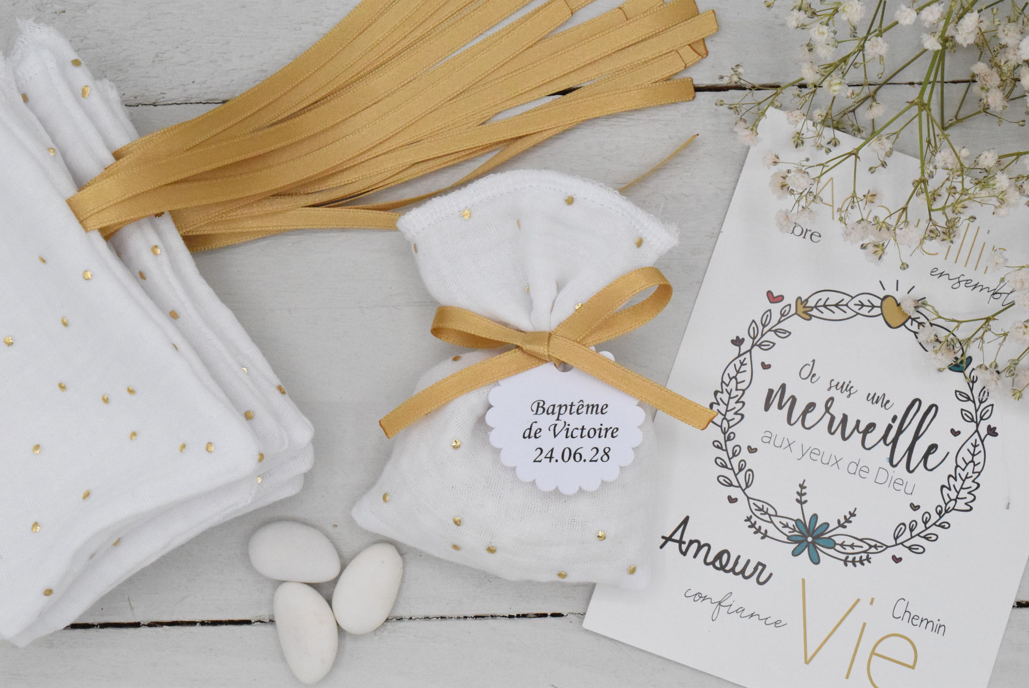 sachet dragées en tissu double gaze pois doré pour communion baptême et étiquette personnalisé texte et forme au choix