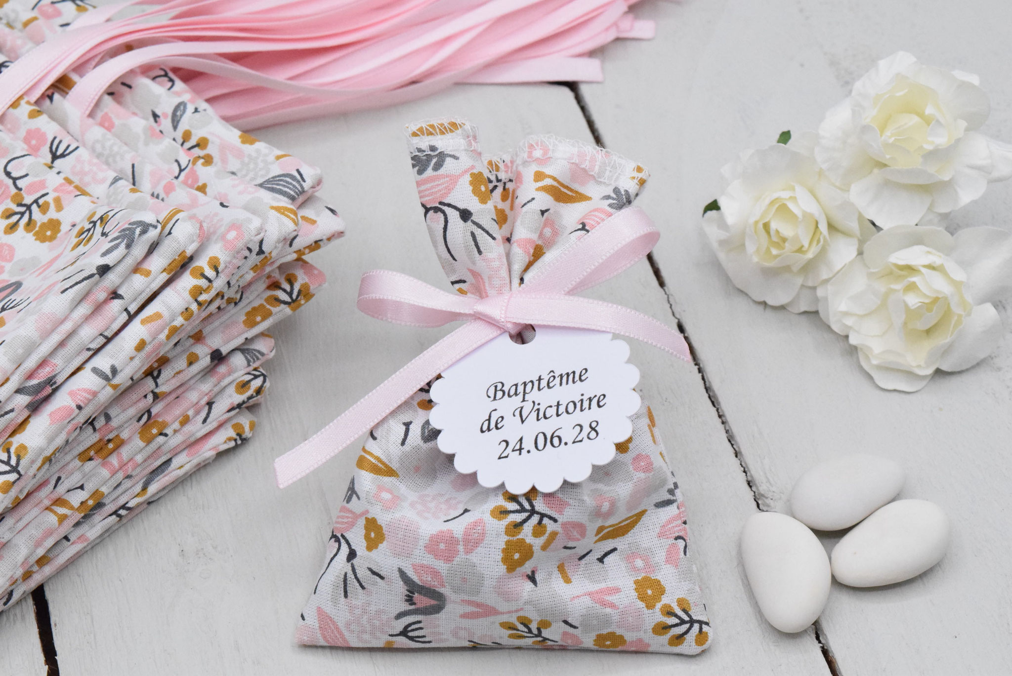 Lot de 36 sachets dragées en coton fleuri rose gris ocre – personnalisables pour baptême et communion