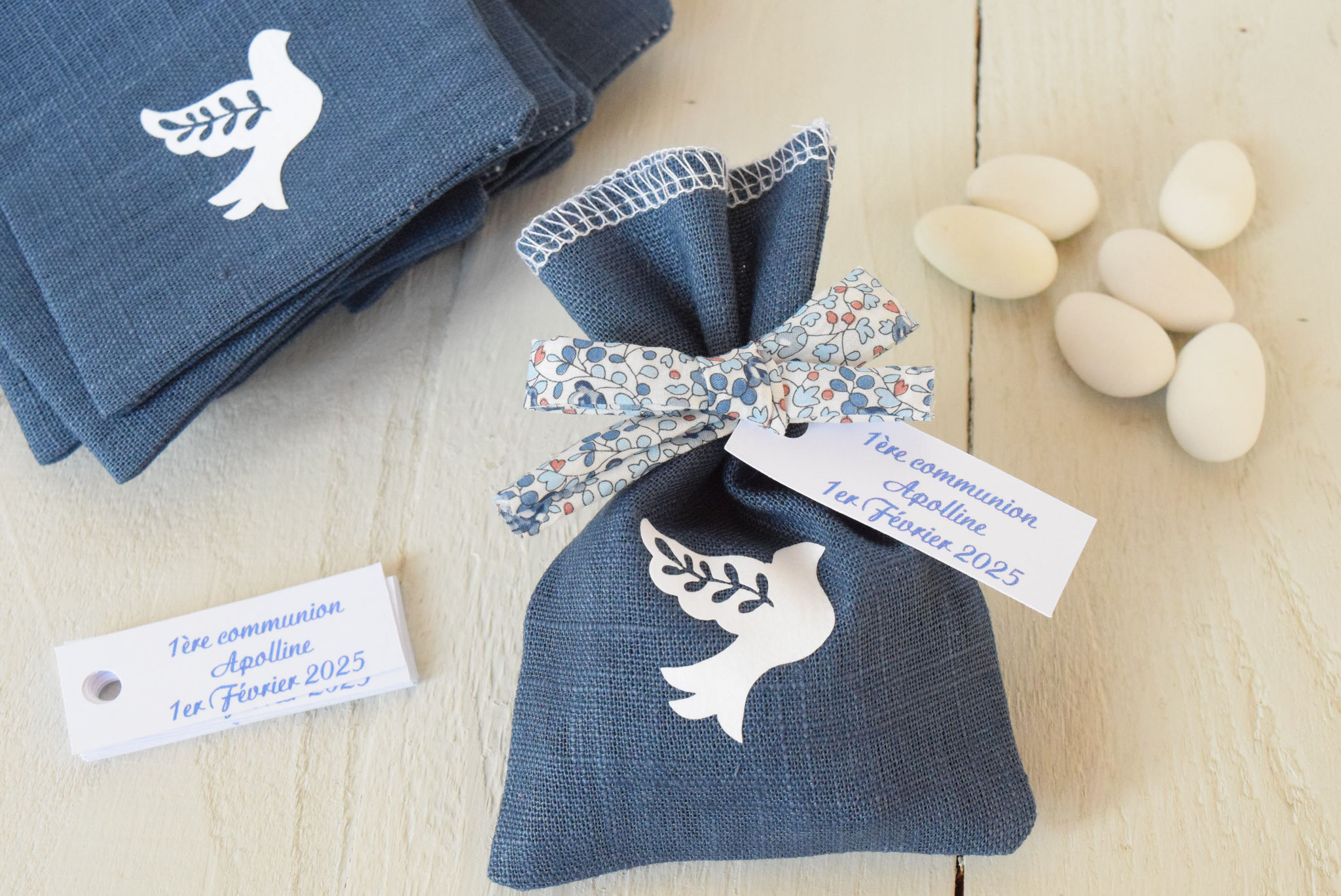 Pochon dragées colombe blanche lin bleu - ruban Liberty Eloïse bleu - étiquette personnalisée - sachet communion ou baptême