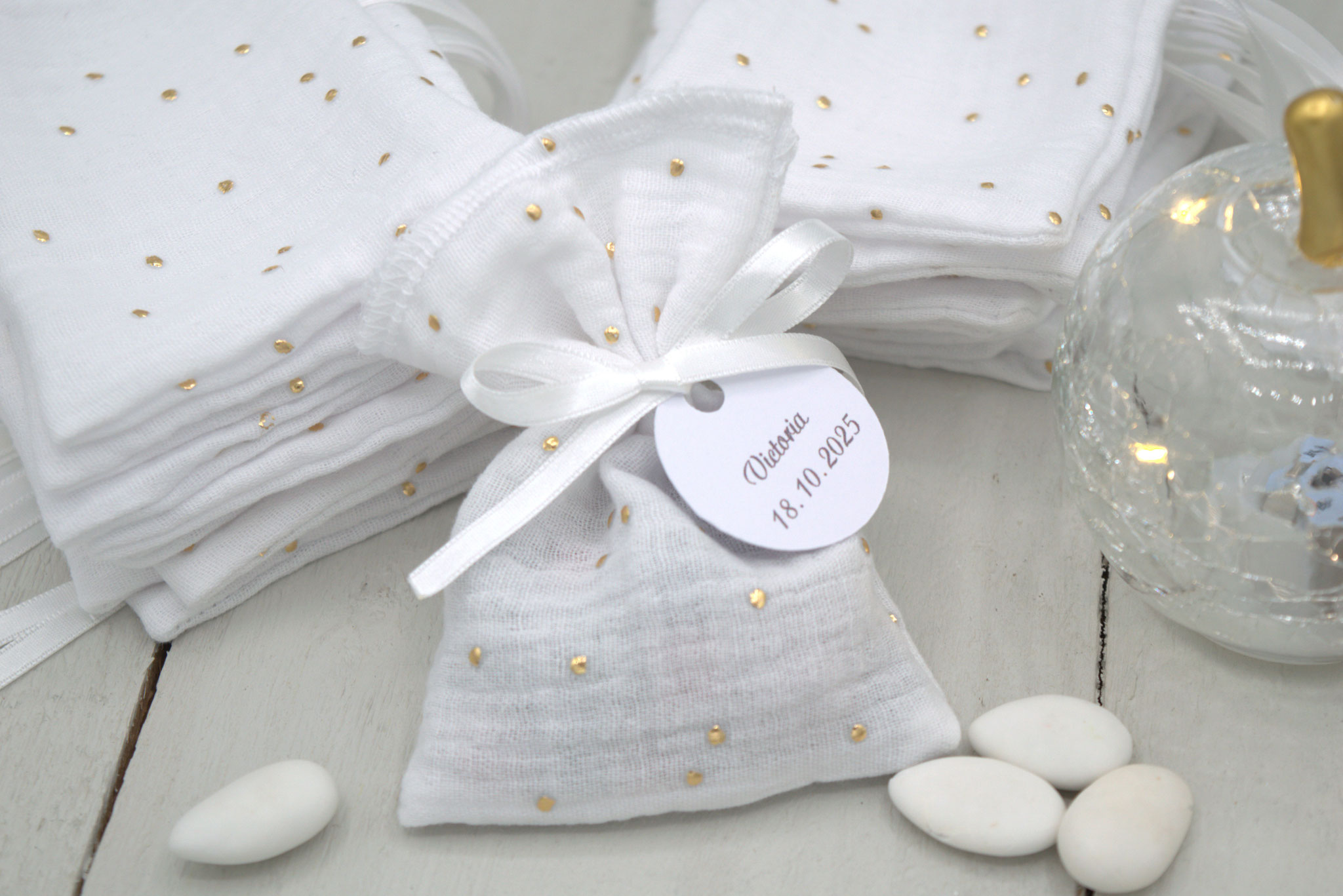 Ballotins de dragées double gaze blanc pois doré Cadeaux invités baptême, communion, profession de foi, mariage