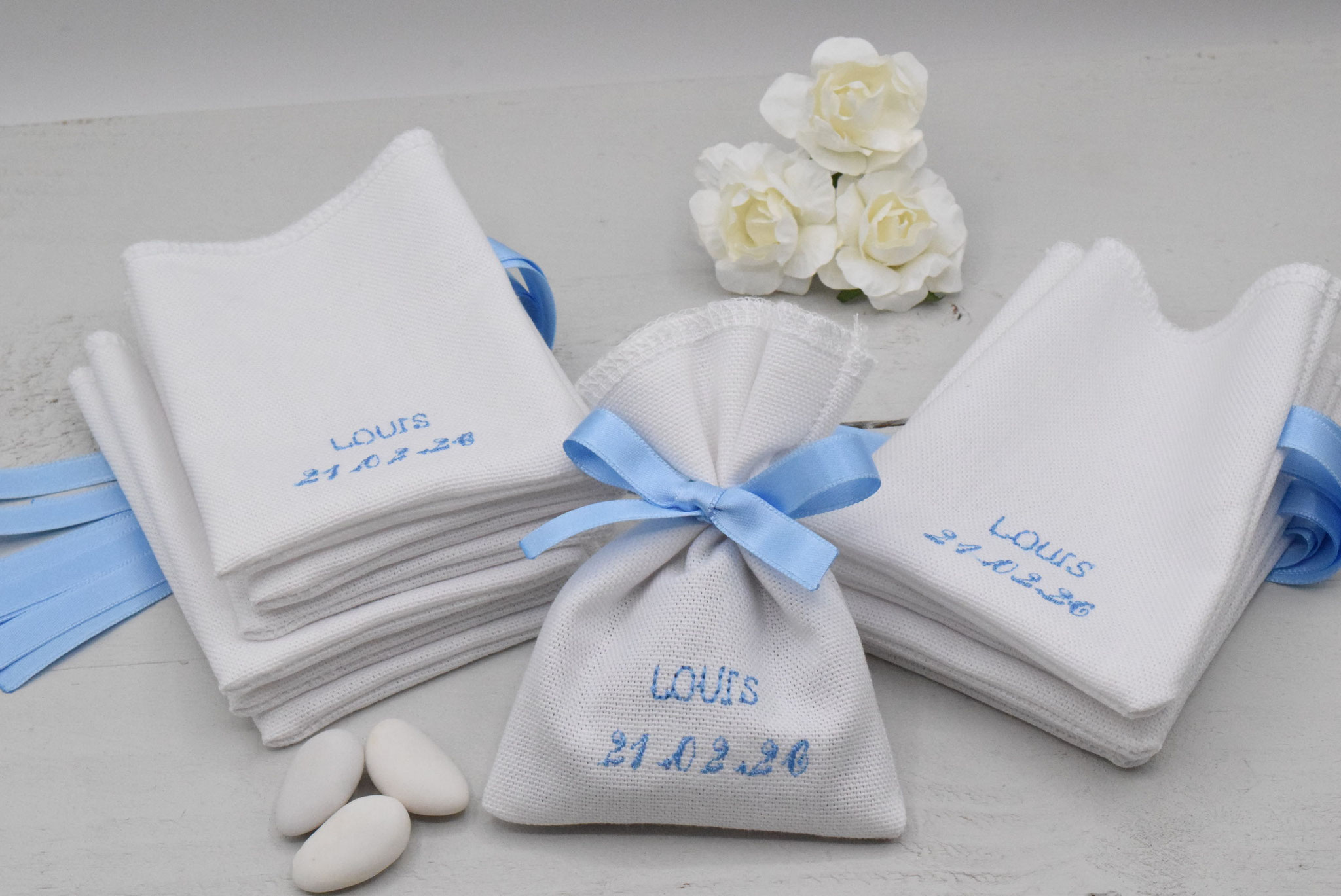 Sachet dragées réalisé en coton blanc et personnalisé par la broderie au fil bleu ciel. Belles finitions, le ruban bleu ciel satin (qualité made in France) est cousu directement sur le sachet.