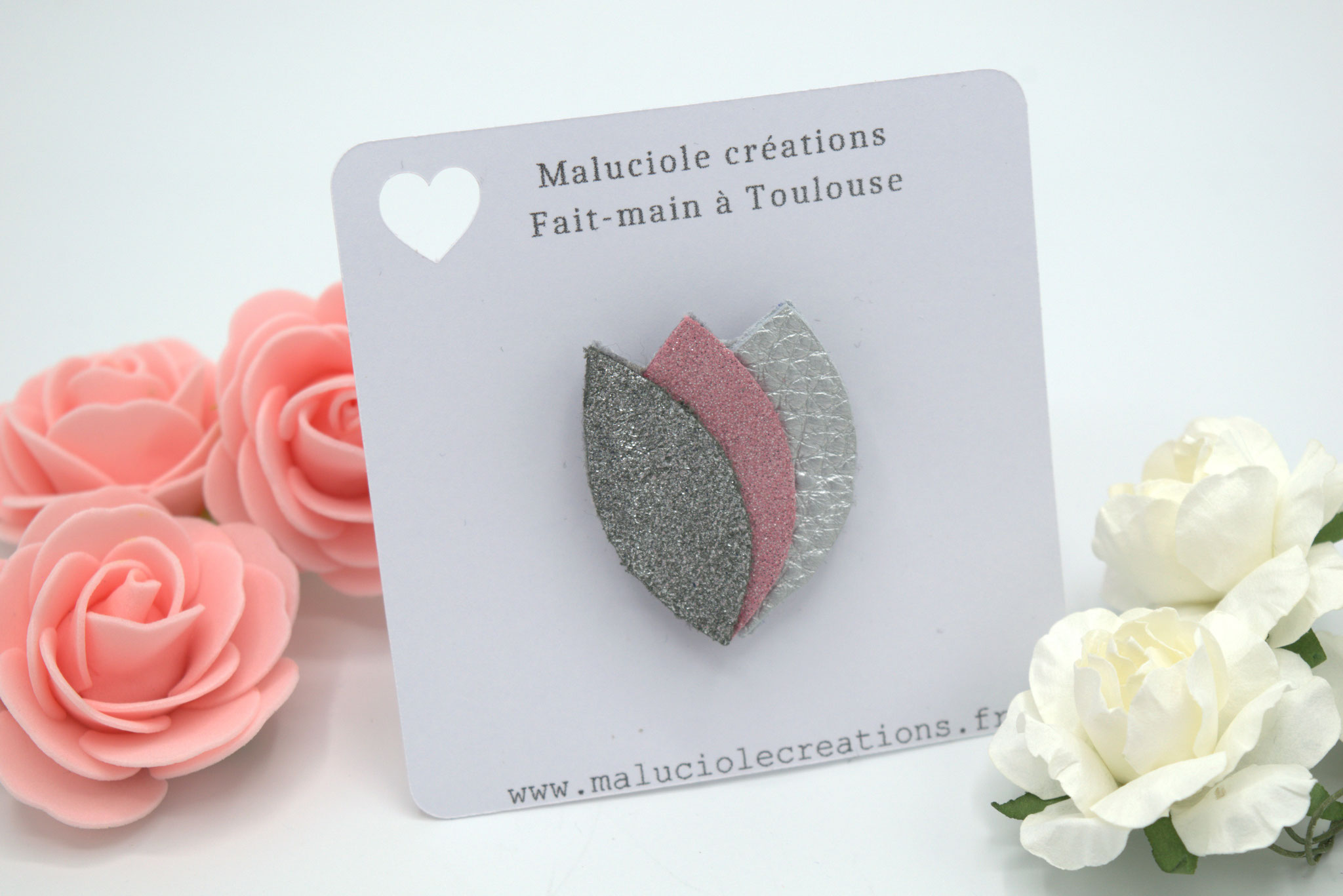 Des broches en cuir upcyclé
