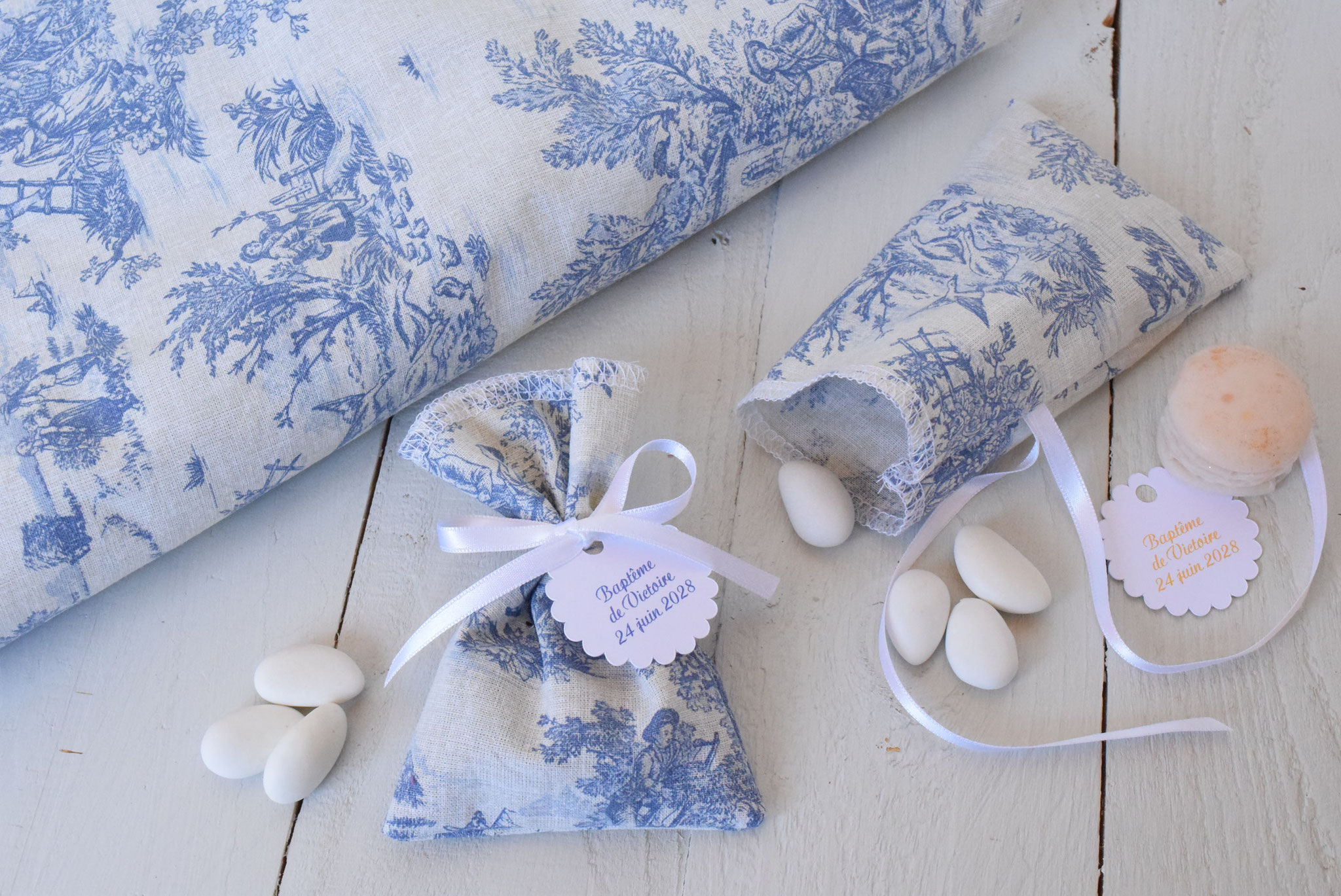 Pochon dragées Toile de Jouy bleu - étiquette à personnaliser pour mariage communion baptême