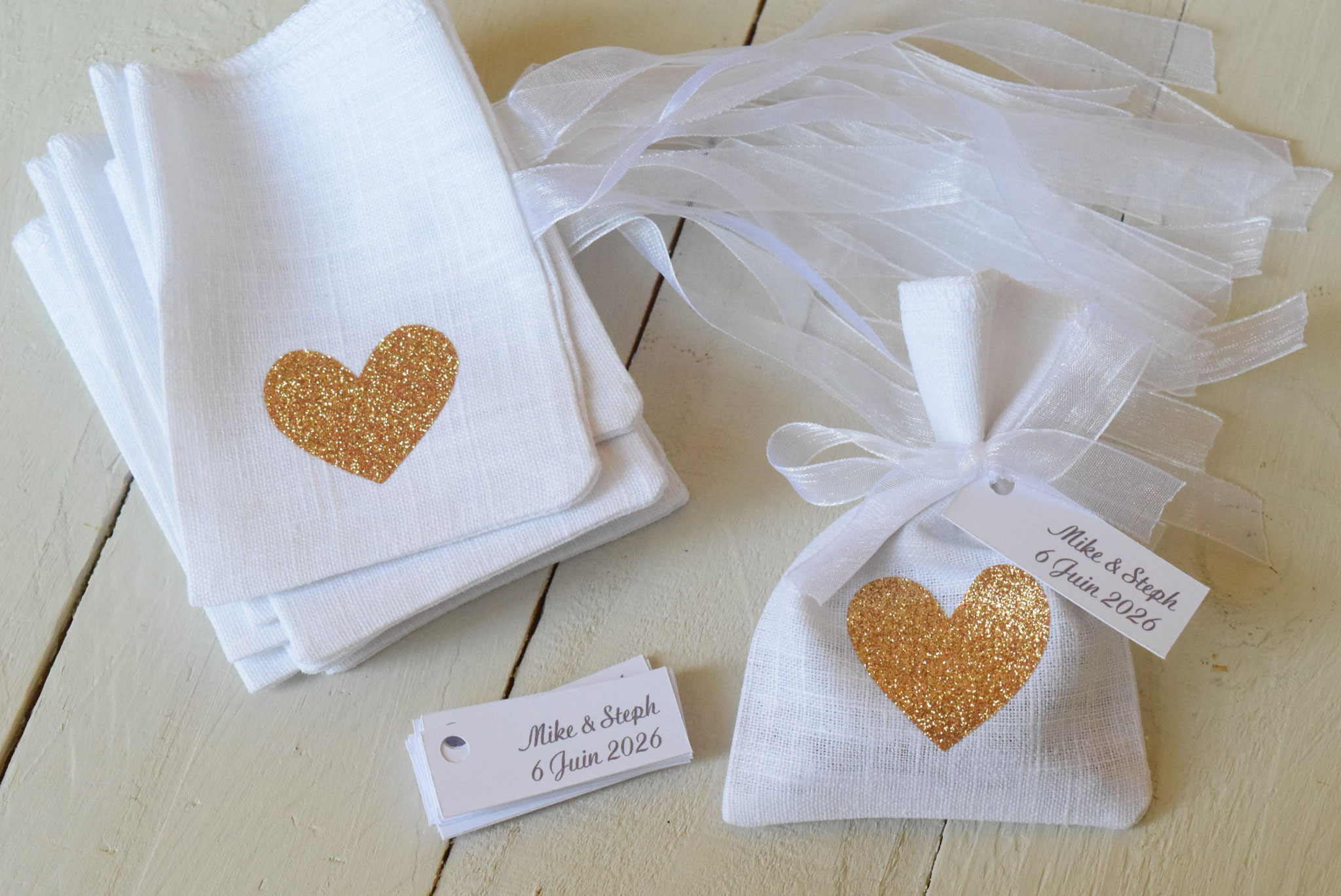 Ballotin dragées Coeur Doré sur lin blanc - ruban organza à personnaliser pour mariage