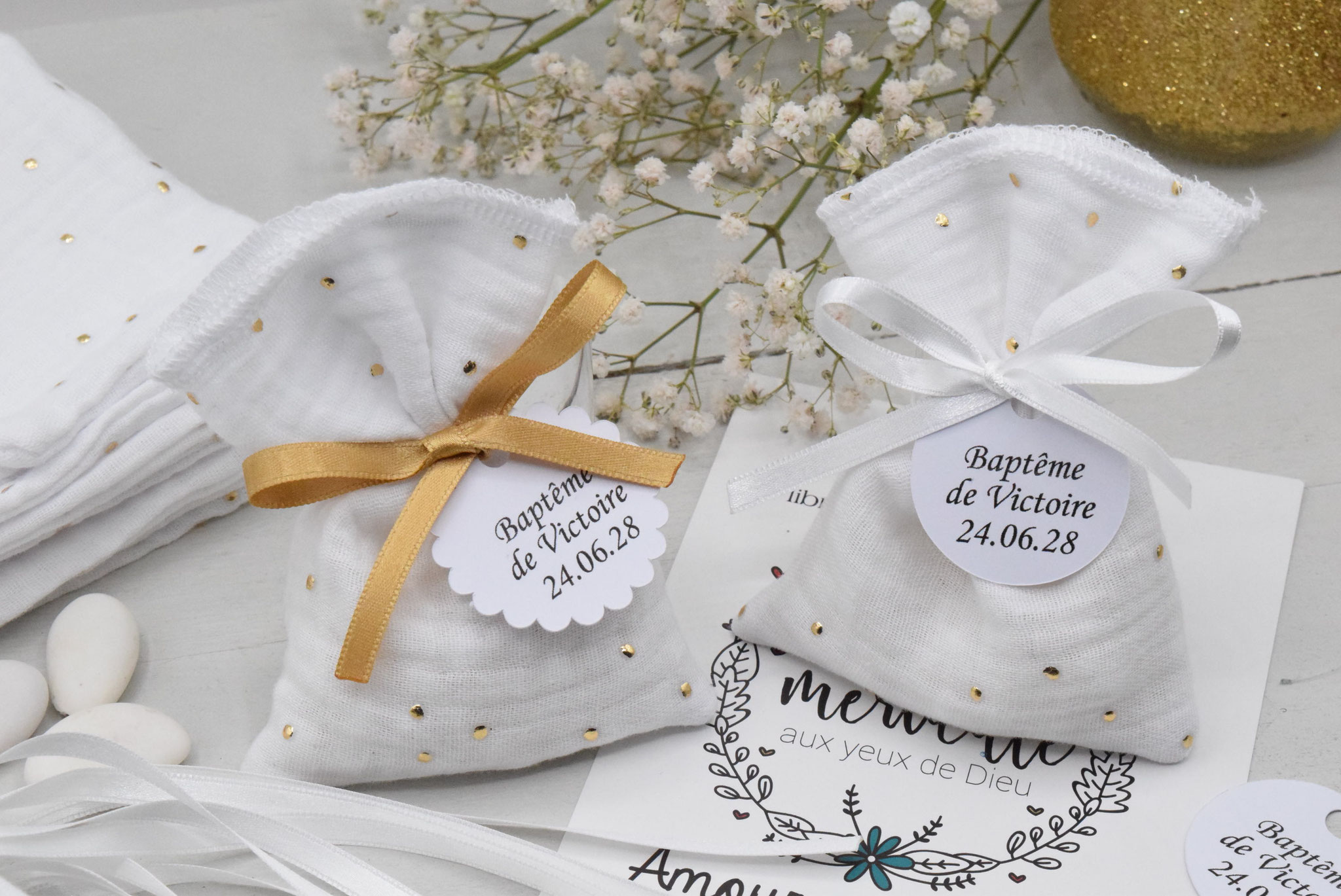 sachet dragées en tissu double gaze pois doré pour communion baptême et étiquette personnalisé texte et forme au choix
