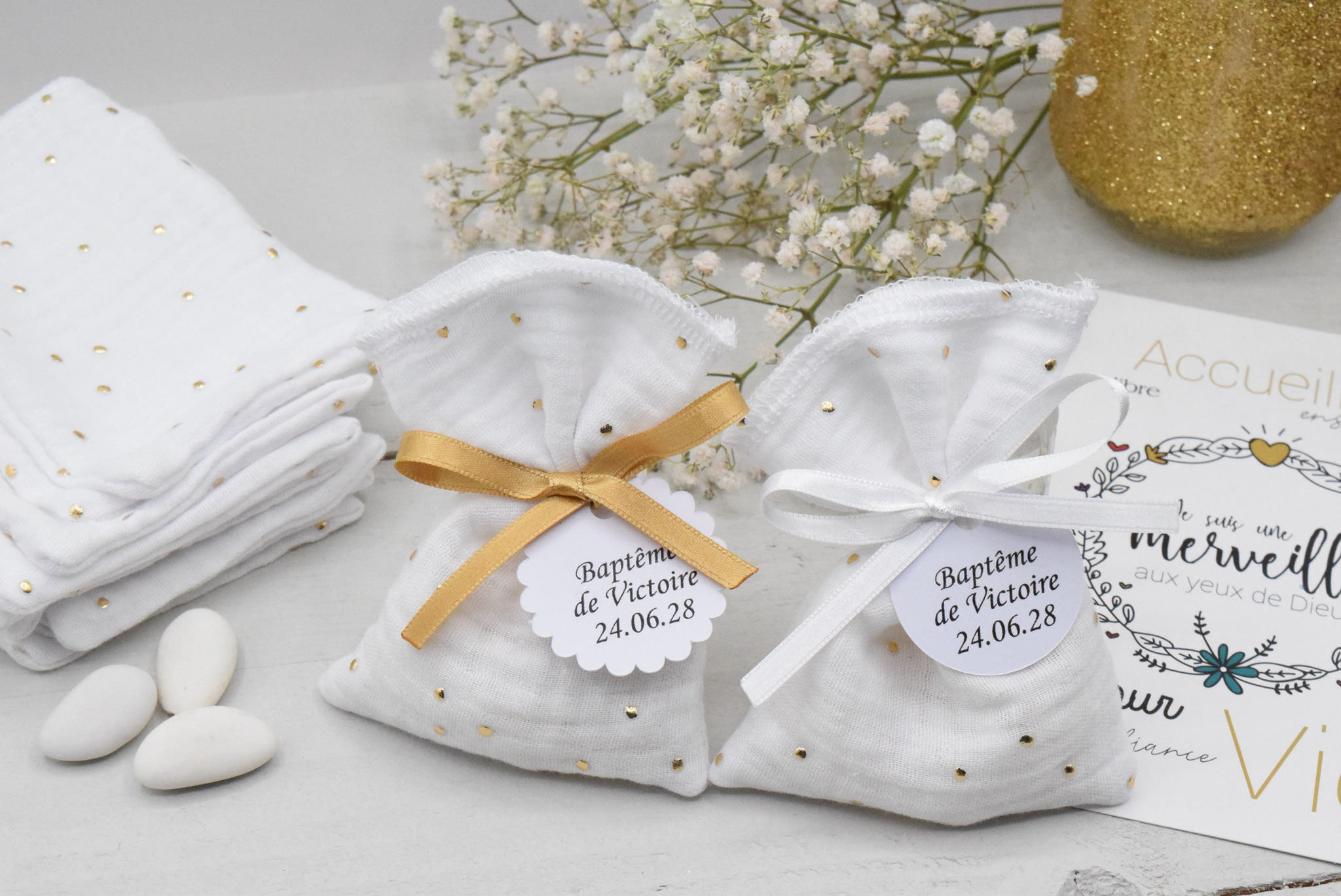 sachet dragées en tissu double gaze pois doré pour communion baptême et étiquette personnalisé texte et forme au choix