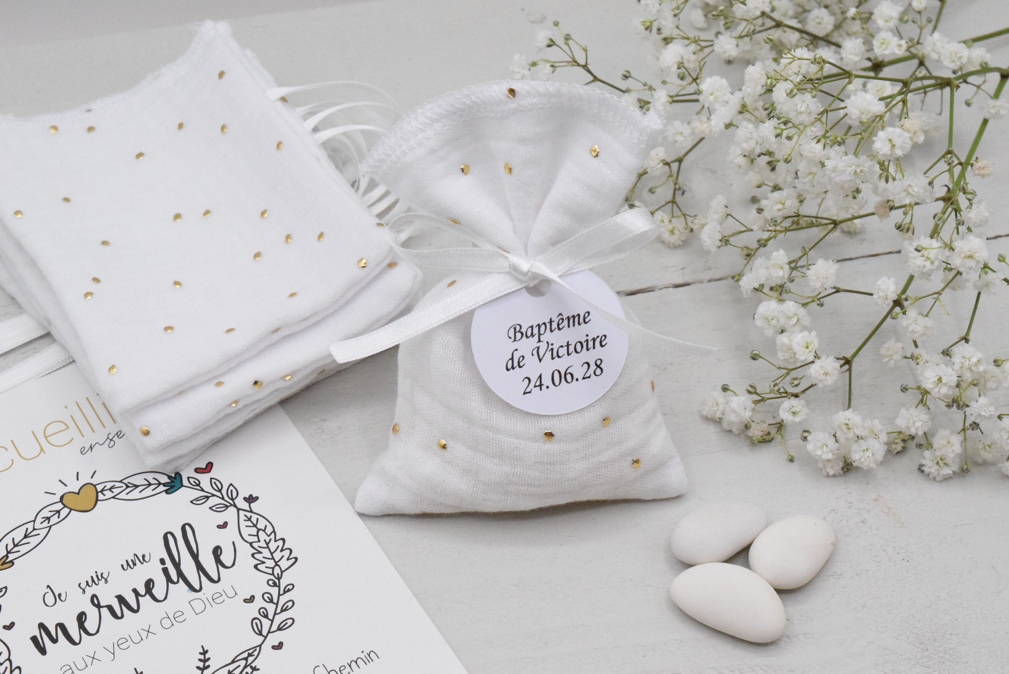 Ballotins de dragées double gaze blanc pois doré Cadeaux invités baptême, communion, profession de foi, mariage